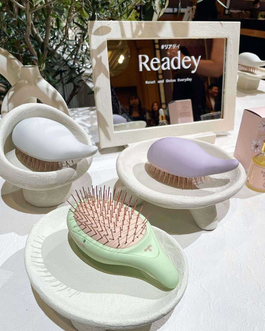 池田るりさんのインスタグラム写真 - (池田るりInstagram)「. 先日、Reset and Detox Brush  ”Readey -リアデイ-”のローンチイベントに行ってきました✨ @readey_samanthabeauty   Readeyは毎分約6000回の音波振動と静電気を抑制する仕組みで、髪の毛のキューティクルを整えて髪を毛先まで瞬時にサラサラにしてくれる新感覚のブラシ✨ 柔らかいクッションにセッティングされた 88本のメタルピンが頭皮を刺激してくれて緊張をほどいてくれるんだそう🤗 更には左右2箇所の出口から発生するマイナスイオンのおかげで、潤いと纏まりのあるツヤ髪に仕上げてくれるんです😍  実際手に取って試して見たのですが、コロンとした見た目と絶妙なカラーが可愛いすぎて😍これはギフトでも喜ばれそう🎁 充電式で持ち運びできるし、ブラシ部分は取り外しできて洗えるので外出先でもお風呂上がりでもいつでも清潔に使えるのも嬉しいポイントです😊  初回のキャペーン予約分は残りわずかみたいなので気になる方は是非お早めにチェックしてみてね✨ . . . . .  #Readey #リアデイ #samanthabeautyproject #出会いの3分前を魔法の時間に #ヘアケア #ヘアブラシ #頭皮ケア」9月2日 12時01分 - ruri_ikeda