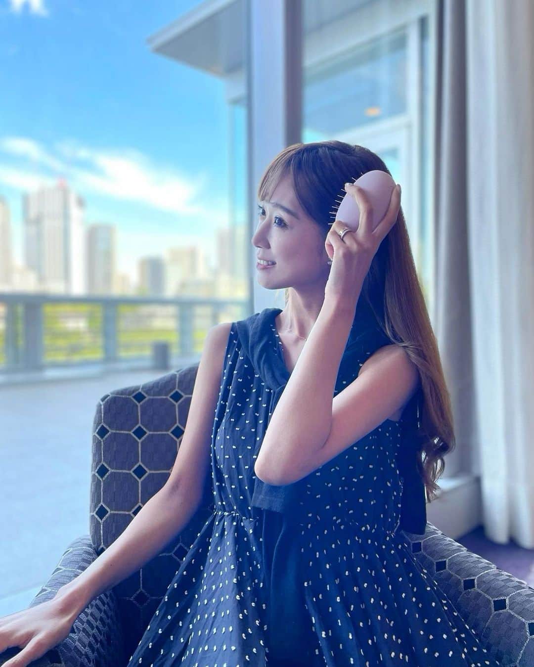 のインスタグラム：「. 先日、Reset and Detox Brush  ”Readey -リアデイ-”のローンチイベントに行ってきました✨ @readey_samanthabeauty   Readeyは毎分約6000回の音波振動と静電気を抑制する仕組みで、髪の毛のキューティクルを整えて髪を毛先まで瞬時にサラサラにしてくれる新感覚のブラシ✨ 柔らかいクッションにセッティングされた 88本のメタルピンが頭皮を刺激してくれて緊張をほどいてくれるんだそう🤗 更には左右2箇所の出口から発生するマイナスイオンのおかげで、潤いと纏まりのあるツヤ髪に仕上げてくれるんです😍  実際手に取って試して見たのですが、コロンとした見た目と絶妙なカラーが可愛いすぎて😍これはギフトでも喜ばれそう🎁 充電式で持ち運びできるし、ブラシ部分は取り外しできて洗えるので外出先でもお風呂上がりでもいつでも清潔に使えるのも嬉しいポイントです😊  初回のキャペーン予約分は残りわずかみたいなので気になる方は是非お早めにチェックしてみてね✨ . . . . .  #Readey #リアデイ #samanthabeautyproject #出会いの3分前を魔法の時間に #ヘアケア #ヘアブラシ #頭皮ケア」
