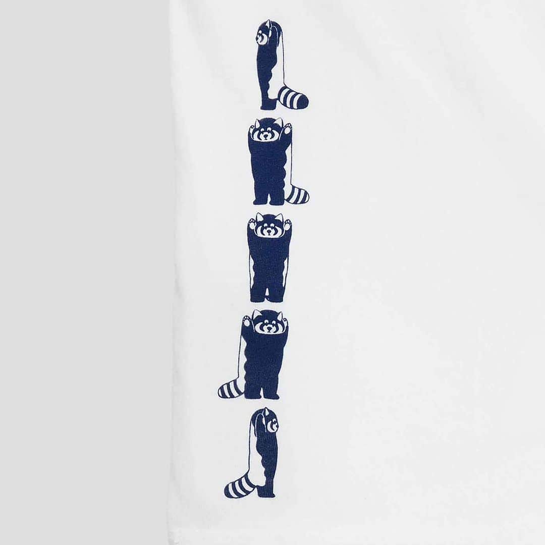 グラニフ graniphさんのインスタグラム写真 - (グラニフ graniphInstagram)「気になる商品は画像をタップ✔️  レッサーパンダの怒りのポーズ「イカクシリーズ」。今回は前方180°、死角なく威嚇しております。もはや敵なし無敵のレッサーパンダを描いたデザインです。  ＜商品について＞ ・風合いの良い天竺を使用したベーシック型の長袖Tシャツ。 ---------------------------------------- ■生地の厚み：ふつう ■伸縮性：ややあり ■透け感：なし ■光沢感：なし ■洗濯：分別洗い ---------------------------------------- ▶︎ グラニフ [Graphic Life Store] @graniph_official  #グラニフ#graniph#グラフィック#イカク#レッサーパンダ#ロンT」9月2日 12時03分 - graniph_official