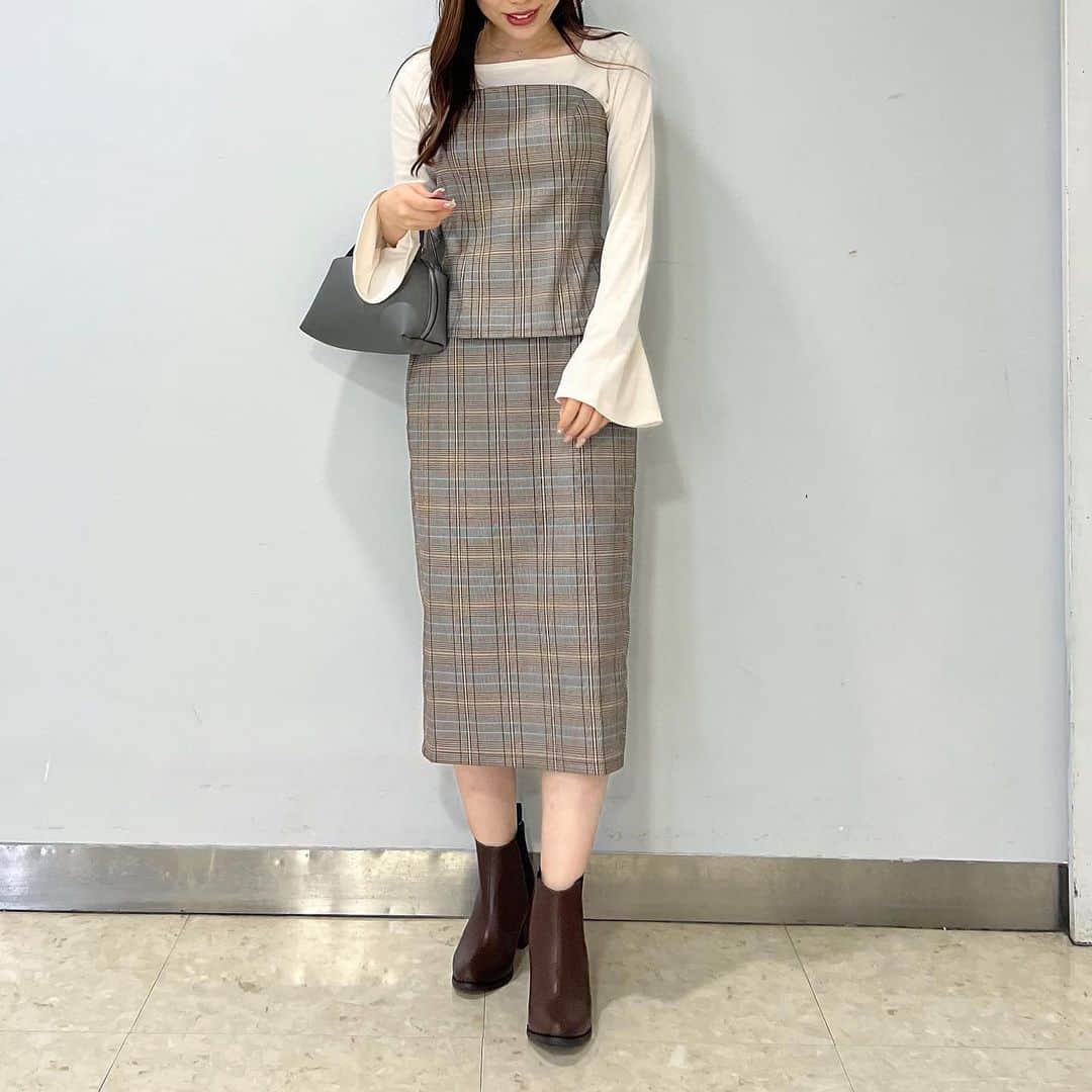 神戸レタス三宮店のインスタグラム：「・  .   トレンドのチェック柄ビスチェ🤎🤎 こちらM3964のチェック柄ナロースカートと セットアップとしても着ていただけます🥺🫶🏻  ↓タグ付けできなかった品番↓ 👚C6826 👚C6898 👖M3964  ・ ・  ▶︎▶︎▶︎STAFF たにぴ　155cm(梅田店) ・ ・  #kobelettuce#神戸レタス#プチプラコーデ#プチプラ#大人女子#おしゃれ女子 #coordinate#ootd#ootdfashion#コーデ#コーディネート#fashion#今日のコーデ#おしゃれさんと繋がりたい #秋服 #秋服コーデ #osaka#大阪#HEP_SHOPS#20代ファッション#キレいめコーデ#ビスチェ#セットアップコーデ#レタジョ#hep#aeonmall_toyokawa_topic」