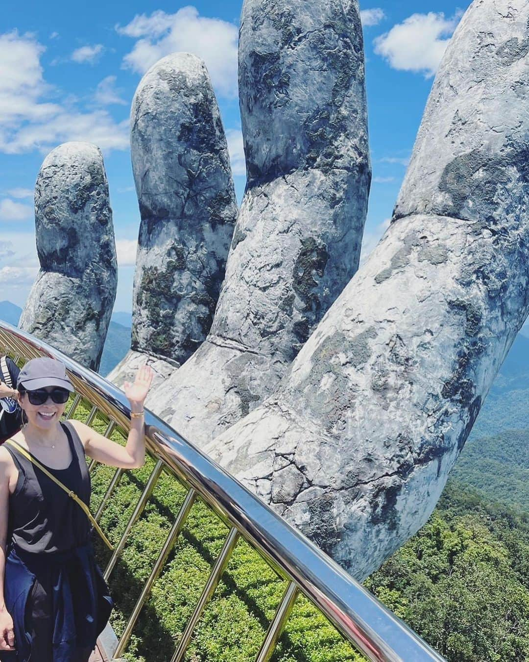 内田恭子さんのインスタグラム写真 - (内田恭子Instagram)「Vietnam Da Nang.  バナヒルズへ。標高1400メートル以上のところに突如現れる巨大な神の手。そこまで5700メートルの距離をひたすらロープウェイで突き進んでいきます。高所恐怖症の私は、移動中は写真のようにずっと目を瞑っているしかない笑。  上に着けば、雲の世界。圧巻。  #vietnam  #danang  #banahills  #バナヒルズ  #内田恭子  #kyokouchida」9月2日 12時05分 - kyoko.uchida.official