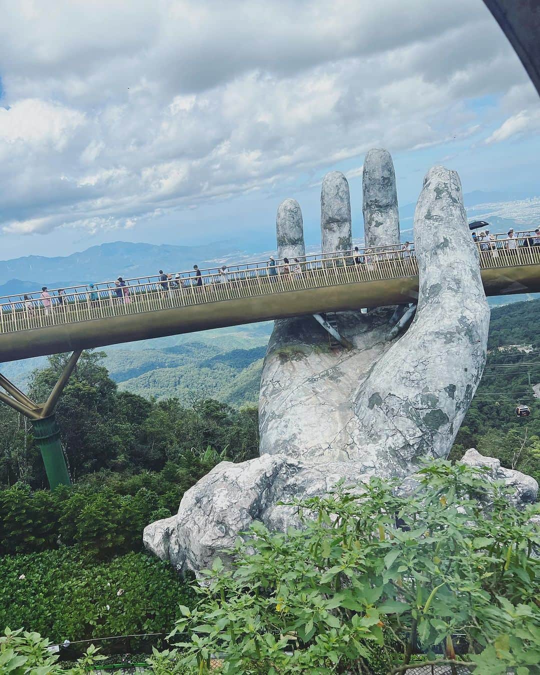 内田恭子さんのインスタグラム写真 - (内田恭子Instagram)「Vietnam Da Nang.  バナヒルズへ。標高1400メートル以上のところに突如現れる巨大な神の手。そこまで5700メートルの距離をひたすらロープウェイで突き進んでいきます。高所恐怖症の私は、移動中は写真のようにずっと目を瞑っているしかない笑。  上に着けば、雲の世界。圧巻。  #vietnam  #danang  #banahills  #バナヒルズ  #内田恭子  #kyokouchida」9月2日 12時05分 - kyoko.uchida.official