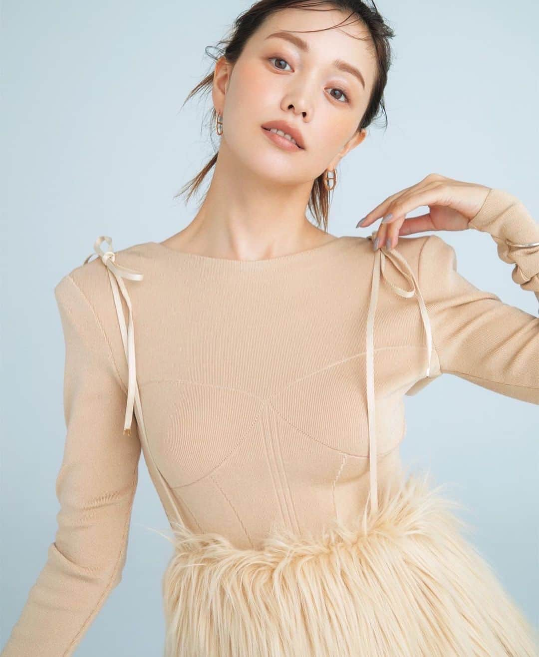 林由香里のインスタグラム：「@vocemagazine  @yuri_ebihara 👯‍♀️  "秋服×血色メイクの最適バランス学"  #hair #makeup #血色メイク」