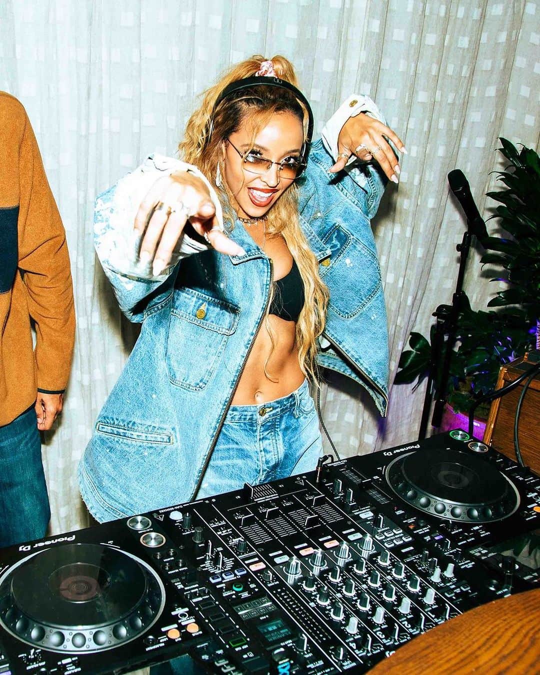 ティナーシェのインスタグラム：「Can’t wait to play my new music live 🤩 Which song from BB/ANG3L are u claiming ?」