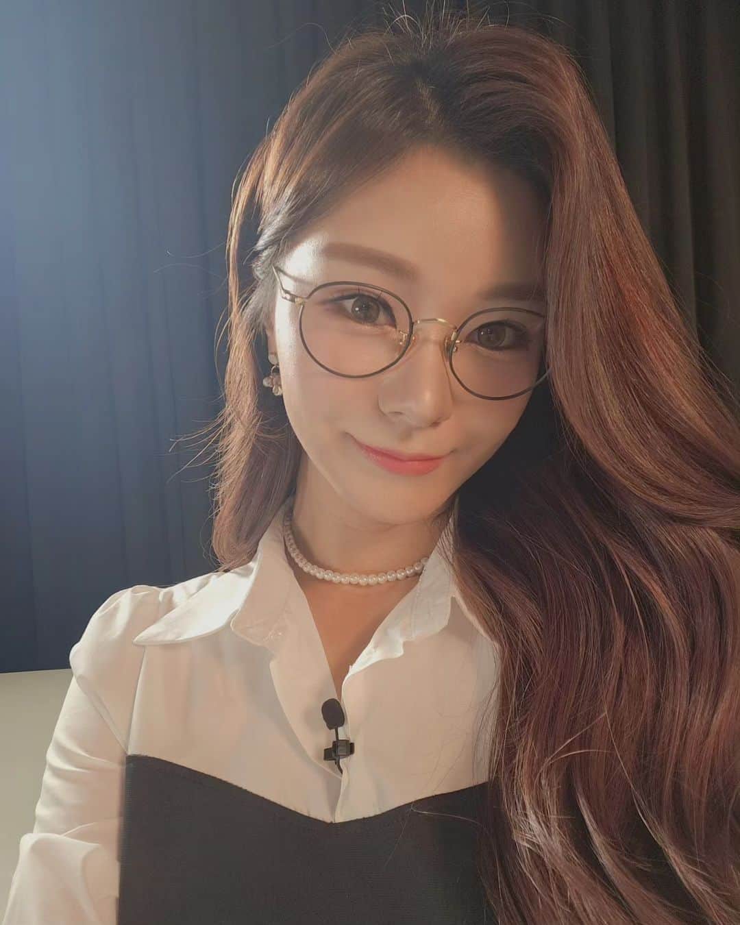 キム・スヒョンのインスタグラム：「하루가 모자른 요즘🫠  일하러 나오면 세상 이런 여유가 없다🤣  아가는 점점 사람이 되어가면서 요구사항도 많아지고 감정 표현도 다양해지고 있다  아가랑 지내는 게 너무너무 재밌는데, 그만큼 체력은 더 필요로 한다  아가는 태어난 몸무게의 3배가 되었다  자기 혼자 엎드려서 잘 놀다가도 나만 보이면 진짜 자기 최고 속도로 배밀이 해서 내 앞으로 와서는 양 팔을 벌린다 안아달란거다  안아주면 끝인게 아니고 자기를 데리고 세상의 흥미로운 것들을 빨리 보여주고 만지게 해달라고 요구한다😅  그래봤자 맨날 보는 것들인데 디스플레이류를 그렇게 좋아한다 심지어 온습도계도 재밌게 봄  품 안에서도 가만히 있지를 않는다 온 몸을 비틀고 숙이고 엎드려 버리고 기대어가며 자세를 바꾼다  어제는 안고있다가 팔이 떨려오는 걸 느꼈다 운동 진짜 너무 열심히하면 근육이 떨리면서 힘이 안들어가는 그 느낌?  내가 이걸 왜 아는 느낌이라고 생각하는지도 모를 정도로 오랜만에 느꼈다  그래도 재밌는 이유는 아기가 좋아해서 기분 좋으면 웃으면서 박수를 쳐서 (박수인지도 모르겠지만 내가 박수라고 함)  어쨌뜬 외출하면 단 한 번도 찡찡대지않고 사람들을 구경하고 쳐다보고 말도 걸고 재밌어하니 자꾸 짐 잔뜩 챙겨 집 앞으로 외출을 하게 된다   빨리 같이 박물관도 가고 동물원도 가고 아쿠아리움도 가고 놀이동산도 다니고 싶다 먼 얘기겠지만  이런 희망으로, 재미로 사는 요즘💕」