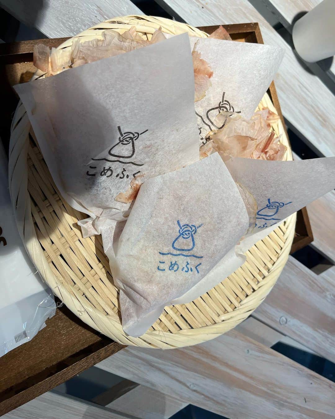 井林辰憲さんのインスタグラム写真 - (井林辰憲Instagram)「. お昼は、今話題の  #焼津漁港 の#旧漁具倉庫跡   #焼津porters へ  #こめふく ではおにぎりですが  お米が見えない！  というのも、鰹節かけ放題！  デザートは#ポーターズカフェ の  静岡産イチゴのジェラートとラテ  是非、足を運んでみてください！  #井林ふらり」9月2日 12時35分 - ibayashi.tatsunori