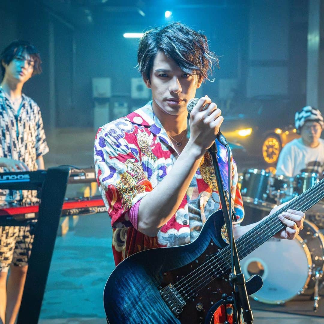 のインスタグラム：「僕も大好きな原作！その世界観に入れて幸せです！！ 是非皆様、音楽の力、どうか実感して頂きたい！ よろしくお願いします。  @paripikoumei_cx  #フジテレビ水曜夜10時 #パリピ孔明 #JETJACKET #森崎ウィン #MORISAKIWIN」