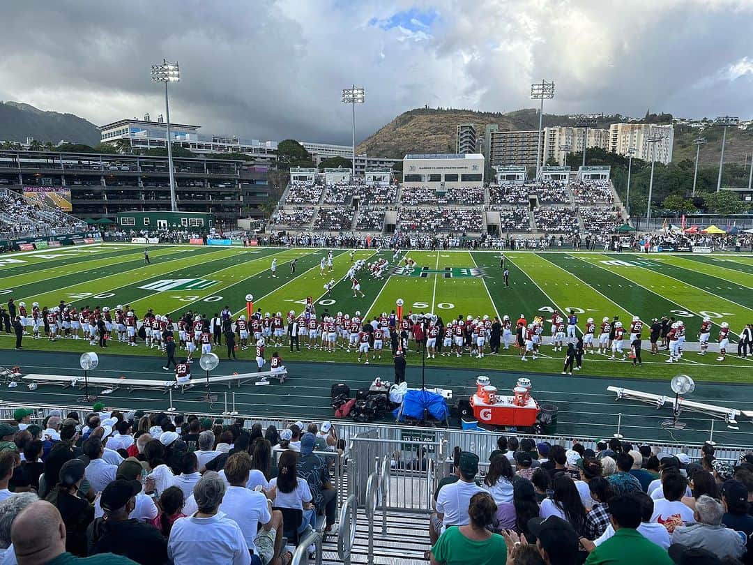 安田秀一のインスタグラム：「なんでこんな全然違うんだろう🏈  楽しすぎ 素晴らしすぎ...  フットボールは同じなんだけど... 「明るさ」が根本的に違う」