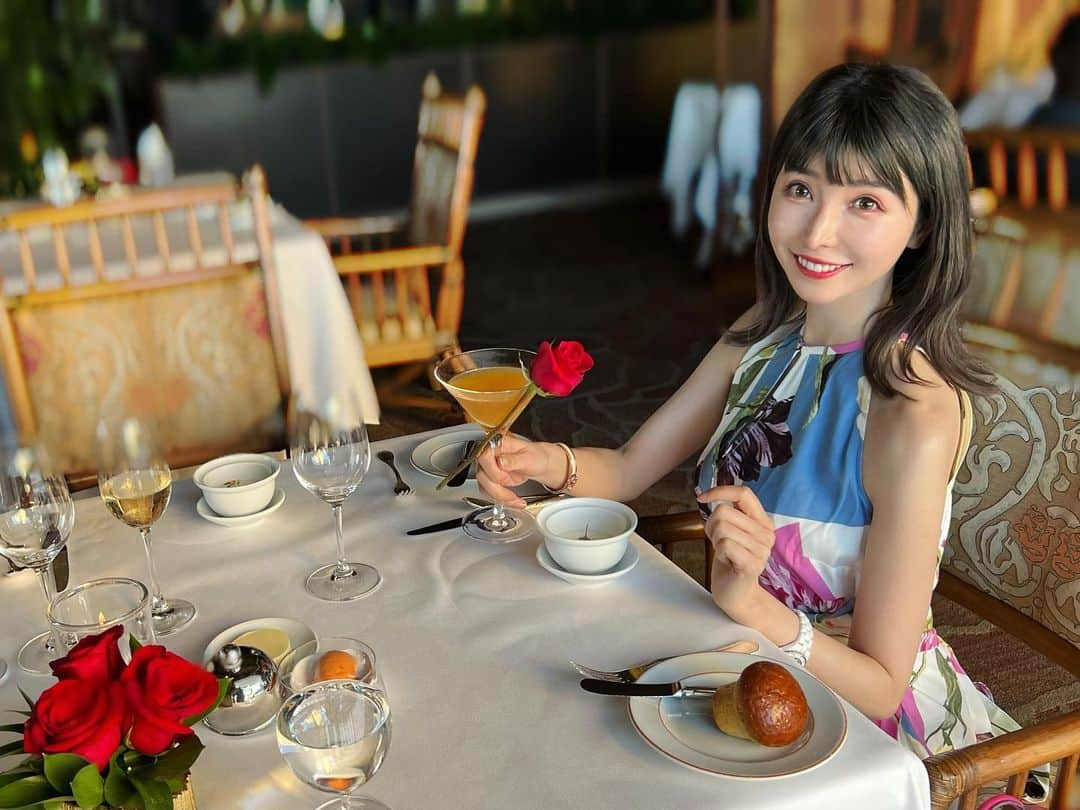 三好ユウさんのインスタグラム写真 - (三好ユウInstagram)「オアフ島で久ーしぶりのLA MER🍽️ French restaurant of Oahu. ⁡ 10年以上ぶりの来訪👀シェフは変わっている、 との事でしたが相変わらず華やなお料理の数々でした。 雰囲気も最高🥰 ⁡  頼んだカクテル（ノンアル）の薔薇の主張が 思いの外激しくとっても可愛い🌹 オーシャンフロントの絶景を目の前に いつでもスペシャルな気分にしてくれます✨ ⁡  今回のメンツで初ハワイ会もここだったり 初めてのハワイがハレクラニの宿泊だったりで 昔を思い出し感慨深いものがありました。 ⁡  そして滞在中に珍しくドレスコードを気にする場所かも。 大体服持って来ていなかったりするけど それもまた楽しい笑👗 ⁡ ⁡  #ハワイ#オアフ島#オアフ島グルメ #ハレクラニ #ハワイグルメ#ハワイ旅行#リゾート#旅行好きな人と繋がりたい#リゾート#粉我#旅游#좋아요그램 #데일#hawaiidinner #hawaii#oahu#lamer#tabijo#tabinikki#trip#japanese」9月2日 12時31分 - yuu_5240