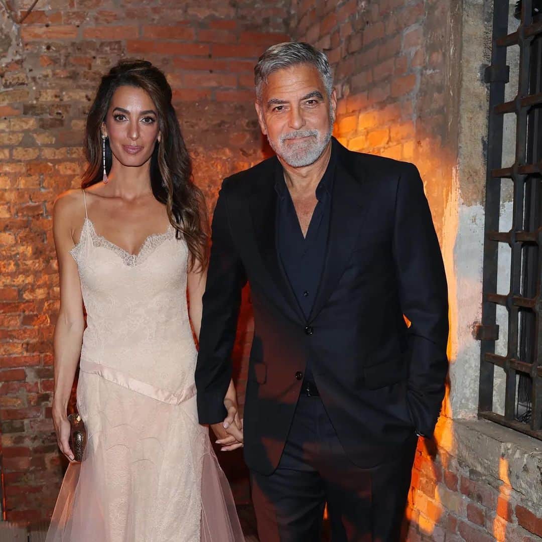 Vogue Taiwan Officialさんのインスタグラム写真 - (Vogue Taiwan OfficialInstagram)「#VogueCeleb 喬治克隆尼與妻子 Amal Clooney近日出席在威尼斯舉行的第 14 屆 DVF 頒獎典禮。  除了 Amal Clooney 美得令人讚嘆，曾經是黃金單身漢代名詞的喬治克隆尼，也是成為大家關注焦點，因爲他在搭船移動期間，上下船時總是發揮紳士風度，緊牽妻子的手，確保她踩穩每一步，畫面曝光後也獲得外媒盛讚「騎士精神不死」！  點擊 @voguetaiwan 首頁連結看完整文章。  #GeorgeClooney #AmalClooney」9月2日 12時31分 - voguetaiwan