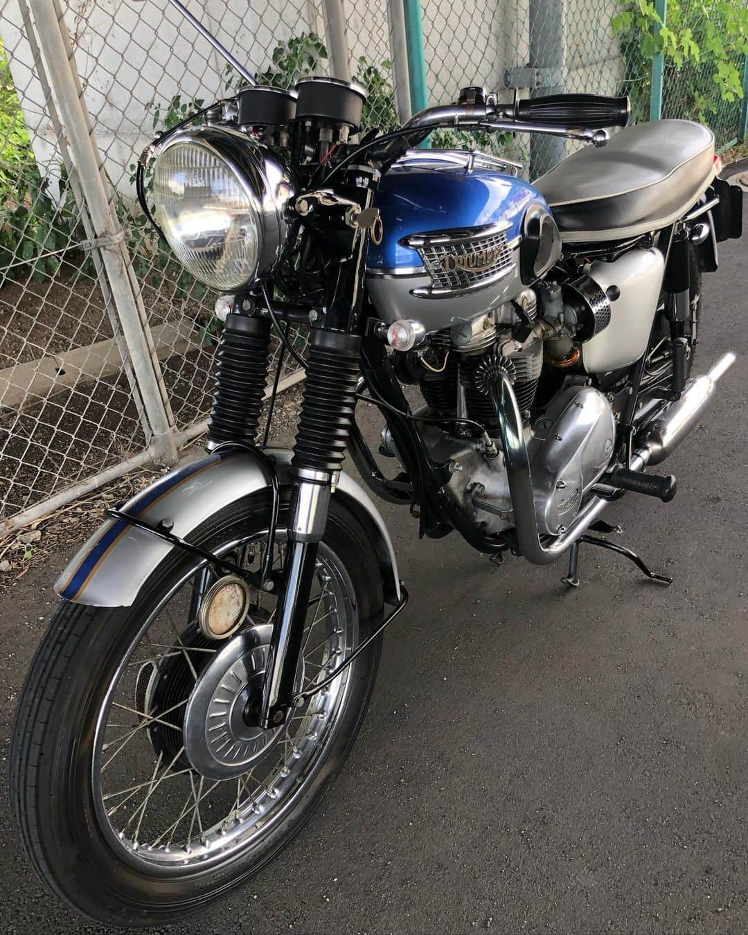 KIYOのインスタグラム：「久しぶりにボニーで出ました✨   #bestmotorcycleintheworld #triumph #t120 #bonneville #bonnie #britbike #britishmotorcycles #classicmotorcycles #lewisleathers #madeinengland #rockers  #caferacer #tonupboys #triumphmotorcycles #vintagetriumph #oldtriumph #oldtriumphsneverdie #バイクメーン #ボニー #トライアンフ #ボンネビル #ロッカーズ #カフェレーサー #ルイスレザー #ガレージライフ」