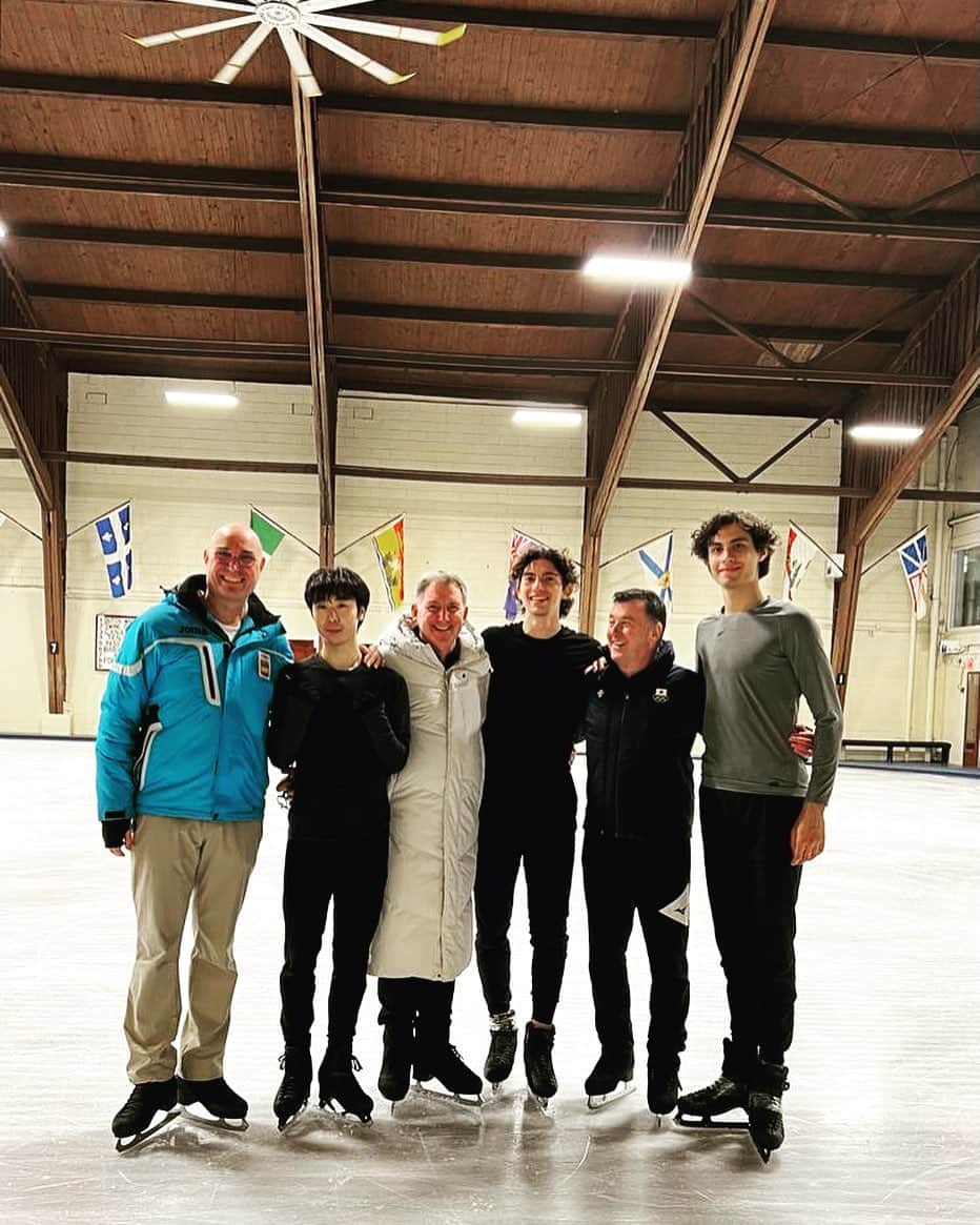 ブライアン・オーサーのインスタグラム：「A technical visit from my friend and colleague @douglasfhaw_  #torontocricketclub」