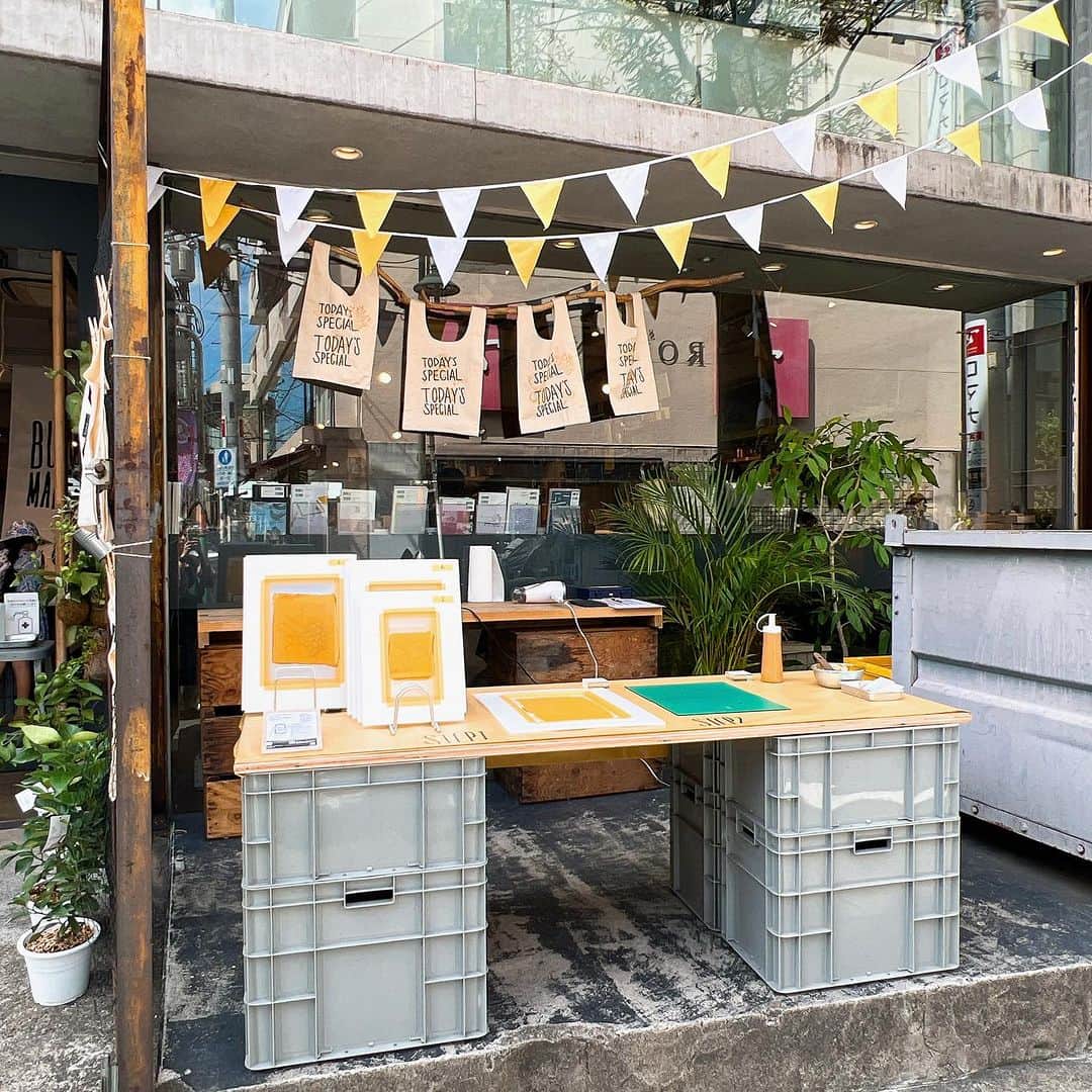 TODAY'S SPECIALのインスタグラム：「＜WORKSHOP＞ 　 本日、自由が丘店にてマルシェバッグのシルクスクリーンワークショップを行っています。 ご予約は不要で、お好きな柄を選んでいただきその場で体験できちゃいますよ。  キノコや団栗など秋のデザインで、 あなただけのオリジナルバッグ作ってみませんか？  TODAY'S SPECIAL自由が丘店 03-5729-7131  【参加費】 1200円(マルシェバッグ代含む)  *自由が丘店　のみの開催です。 *お支払い方法は 現金 のみとなります。  #todaysspecial #トゥデイズスペシャル #ワークショップ  #jiyugaoka #シルクスクリーン」