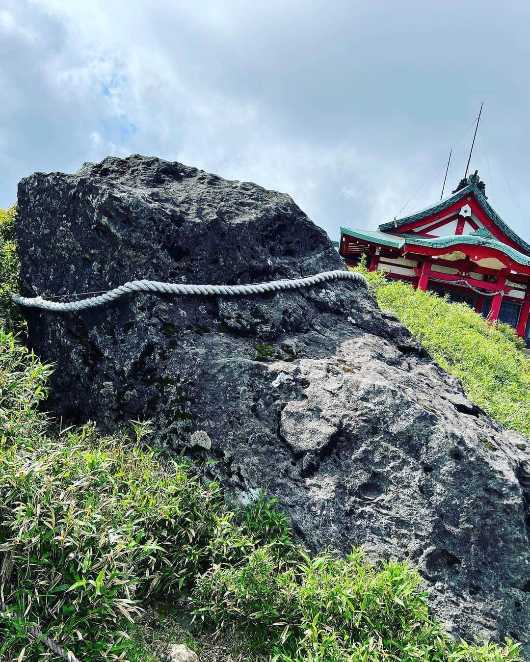 平野綾さんのインスタグラム写真 - (平野綾Instagram)「初夏の頃の箱根。 ⁡ ずっと行きたかった箱根元宮。 ⁡ 山頂に行ったらみるみる晴れていって、 空が晴れと曇りに分かれました。 ⁡ 空に近かったなぁ。 ⁡ ⁡ 稽古が佳境だと、 自然とか動物の写真見たくなるあるある。 ⁡ ⁡ #箱根元宮 #箱根神社 ⁡」9月2日 12時52分 - a_ya.hirano