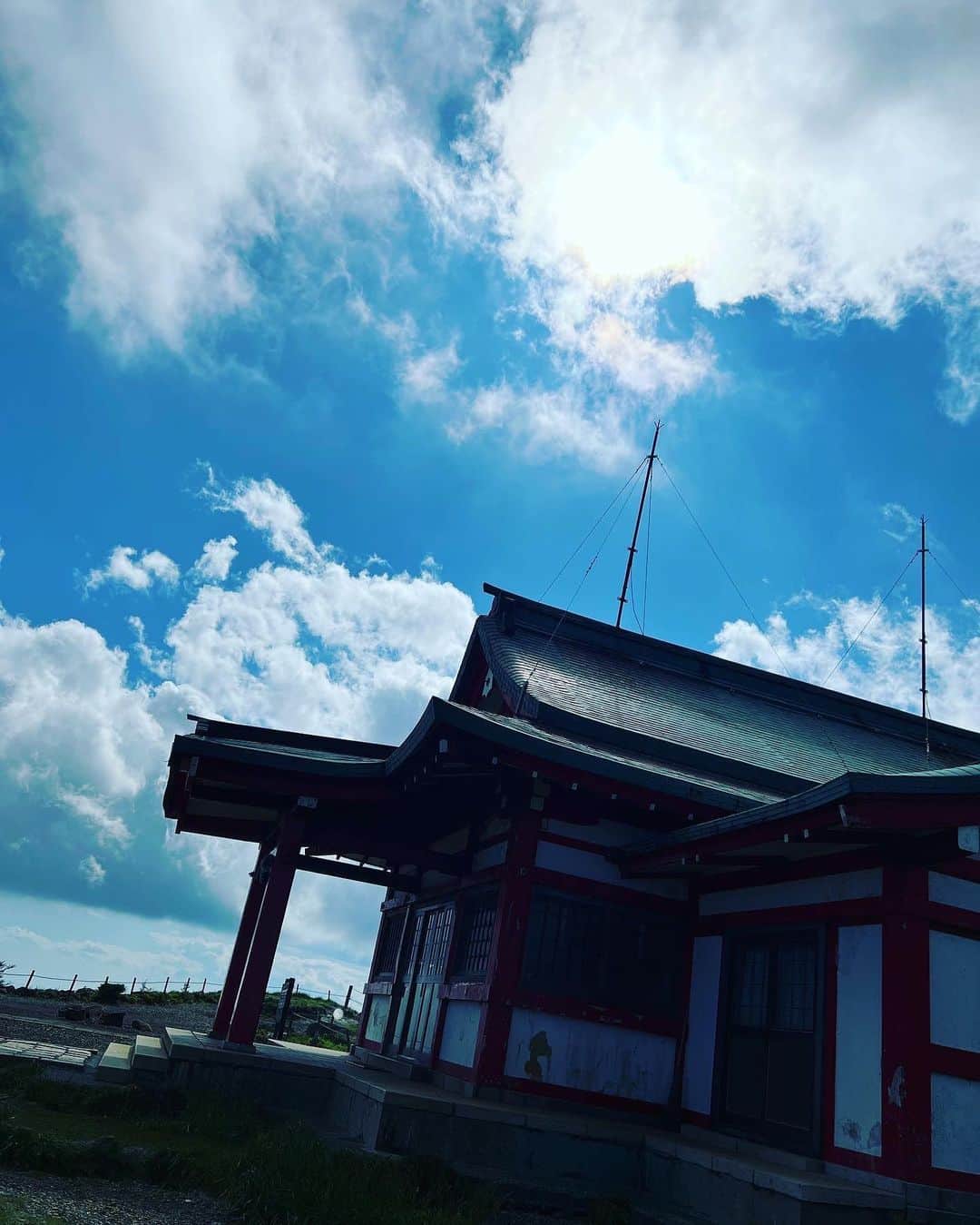 平野綾さんのインスタグラム写真 - (平野綾Instagram)「初夏の頃の箱根。 ⁡ ずっと行きたかった箱根元宮。 ⁡ 山頂に行ったらみるみる晴れていって、 空が晴れと曇りに分かれました。 ⁡ 空に近かったなぁ。 ⁡ ⁡ 稽古が佳境だと、 自然とか動物の写真見たくなるあるある。 ⁡ ⁡ #箱根元宮 #箱根神社 ⁡」9月2日 12時52分 - a_ya.hirano