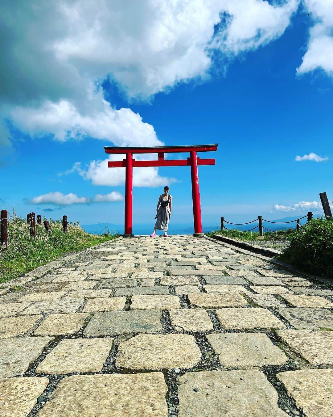 平野綾のインスタグラム：「初夏の頃の箱根。 ⁡ ずっと行きたかった箱根元宮。 ⁡ 山頂に行ったらみるみる晴れていって、 空が晴れと曇りに分かれました。 ⁡ 空に近かったなぁ。 ⁡ ⁡ 稽古が佳境だと、 自然とか動物の写真見たくなるあるある。 ⁡ ⁡ #箱根元宮 #箱根神社 ⁡」