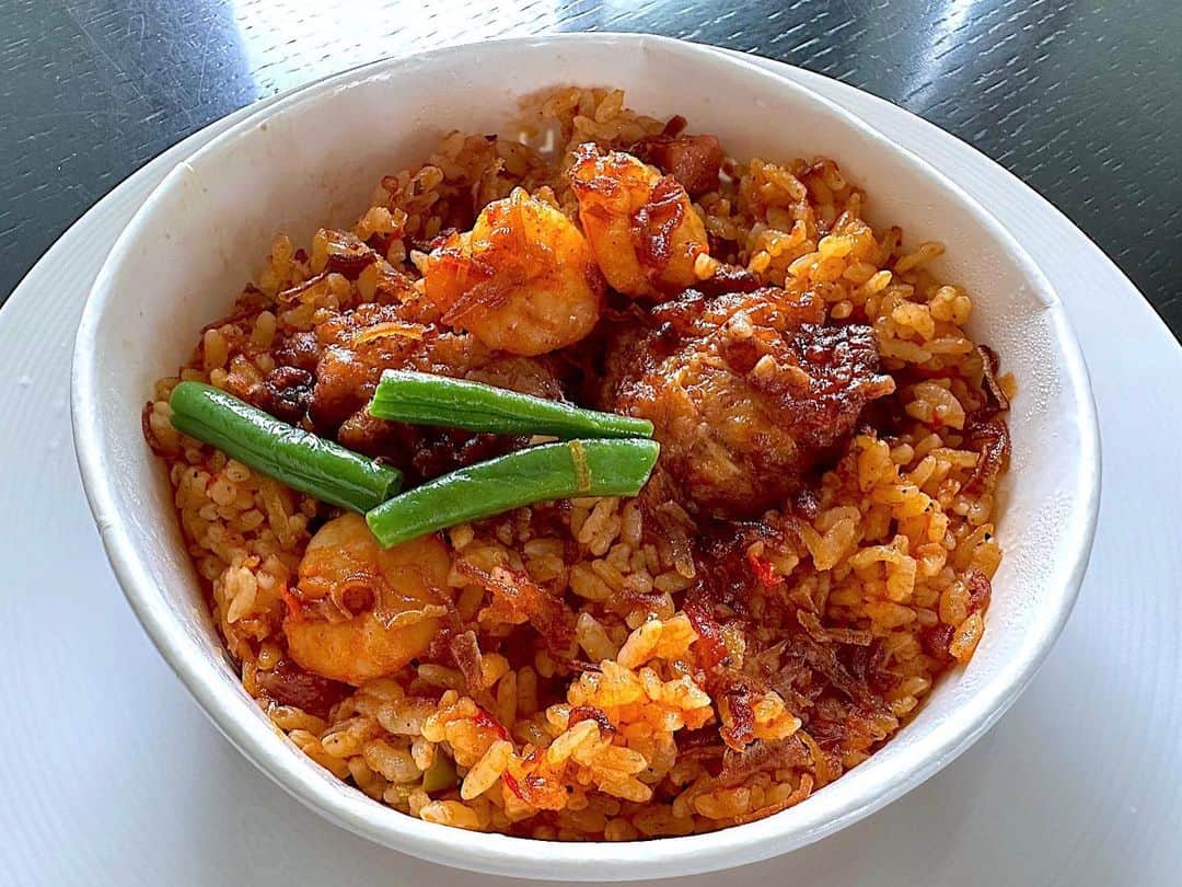 のインスタグラム：「うちでロイホのジャンバラヤ。 昔、店舗でレギュラーメニューだった頃、大好きでよく食べいたジャンバラヤ。ロイヤルホストの通販、ロイヤルデリで復活してからたまに買って食べてます😘ピリ辛美味しい。」
