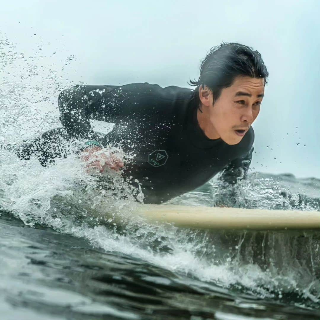 チョン・テウのインスタグラム：「내가 있어야 할 곳에.. 인센스 스틱 왜 네가 앉아 있는거니?  #surf #파도타기  #현실은 #집에서향피우기 @uncle_stone」