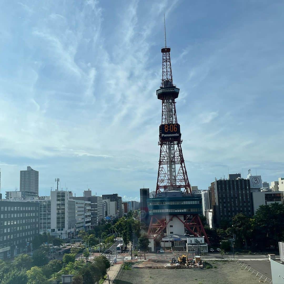 斉藤和義さんのインスタグラム写真 - (斉藤和義Instagram)「KAZUYOSHI SAITO 30th Anniversary Live 1993-2023 30＜31 ～これからもヨロチクビーム～⚡️ ⁡ 神戸を熱く盛り上げたチーム斉藤、本日は札幌へやってまいりました。 ロビーから見えるテレビ塔の景色を眺めるとなんだか今日もいいライブになるようなそんな予感がいたします。 ⁡ さあ、本日もゲキアツなライブをお届けいたします！！ ⁡ そしてsold outとなっておりました本日、若干枚数ではございますが、当日券販売が決定いたしました！！ 30周年のお祭りをぜひご一緒にいかがでしょうか。 ⁡ 🎫当日券information🎫 開場時間16時30分より会場入口にて販売いたします。 ◎指定席7,700円（税込) ※お一人様1枚までとなります。 ※3歳未満の方はご入場できません。3歳以上の方はお一人様1枚ずつチケットが必要になります。 ※受付枚数に達し次第終了いたします。 ⁡ 🎸公演information⚡️ 📅2023年9月2日(土)  🎪 札幌文化芸術劇場hitaru ⏰ 16:30開場 17:30開演 🛒グッズ販売 14:30〜 ⚠️ストッククリアランスセールは、在庫状況によって販売アイテムが事前案内と異なる場合がございますのでご了承ください。 ⁡  https://tour.kazuyoshi-saito.com/30th/ ⁡ #斉藤和義 #KAZUYOSHISAITO #ks30th #30周年アニバーサリーツアー #30thツアー #ヨロチクビーム #山口寛雄 #真壁陽平 #河村吉宏 #松本ジュン　 #札幌公演 #札幌文化芸術劇場hitaru」9月2日 13時01分 - kazuyoshisaito_official