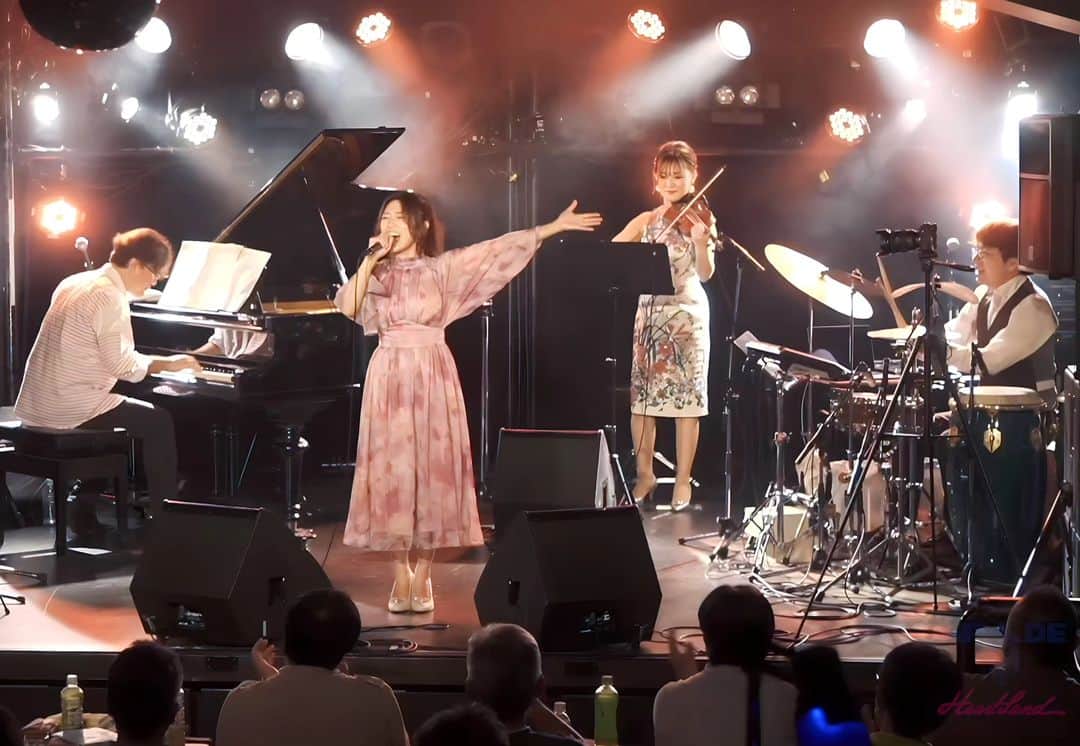のインスタグラム：「バンドメンバーとの写真♥  8月のライブでは、アコースティック編成で、 ピアノ岩崎将史さん @iwasakimasafumi  バイオリン波馬朝加さん @asakavn  パーカッション山下佳孝さん @yoshitaka_yamashita  にサポートしていただきました！  同じメンバーでやっていく楽しさも感じているので、実は11月も同じメンバーです😁  フルバンドの良さはもちろんあると思うんですが、皆さんがいつもこの編成ならではの良さを突き詰めてくれるので、とても素敵になる。  自分で作った楽曲が、アレンジによってさらに素敵なものになる時、他の人の演奏で完成された時、  その楽曲が立体的になり、鮮やかになり、まるで命が吹き込まれたようで本当に感動する瞬間。  8月のライブの映像もいくつかYouTubeに上げていく予定ですが、来てくださった皆さん、この曲が見たい！この曲が印象に残ってる！！など、リクエストあればコメントお願いします🥰」