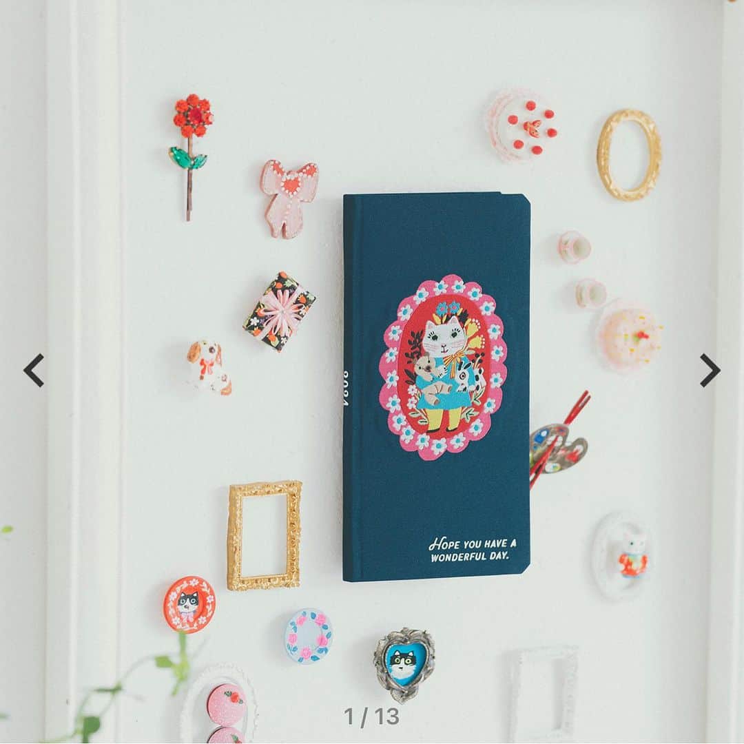 ドコノコのインスタグラム：「[ほぼ日手帳2024発売！]  9/1より2024年のほぼ日手帳が 発売されました。 たくさんのラインナップの中には、 犬と猫モチーフのものがたくさん…！ 悩んじゃうほどあります。  1日1ページのオリジナル、 大きいサイズの1日1ページのカズン、 週間手帳のWEEKS、 カバーなしで使えるHON。 どれも、犬猫、いました！  よかったら、チェックしてみてくださいね🐈🐶  https://www.1101.com/store/techo/  #ドコノコ　#dokonoko #fluffy #doggos #ほぼ日手帳　#手帳 @hobonichitecho_official」