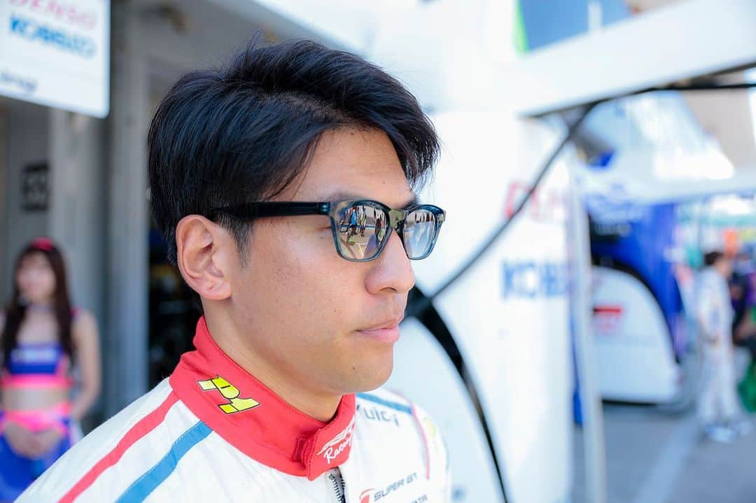 中山雄一のインスタグラム：「KojiYamanishi×FACTORY900  Factory900とデザイナーコウジヤマニシのコラボモデルのフレームに薄めのレンズでサングラスを仕立てていただきました！ レーシングスーツにも負けない存在感と普段使いもできるところがお気に入りです👓  #factory900 #kojiyamanishi #RF080 #サングラス #メガネ #supergt」