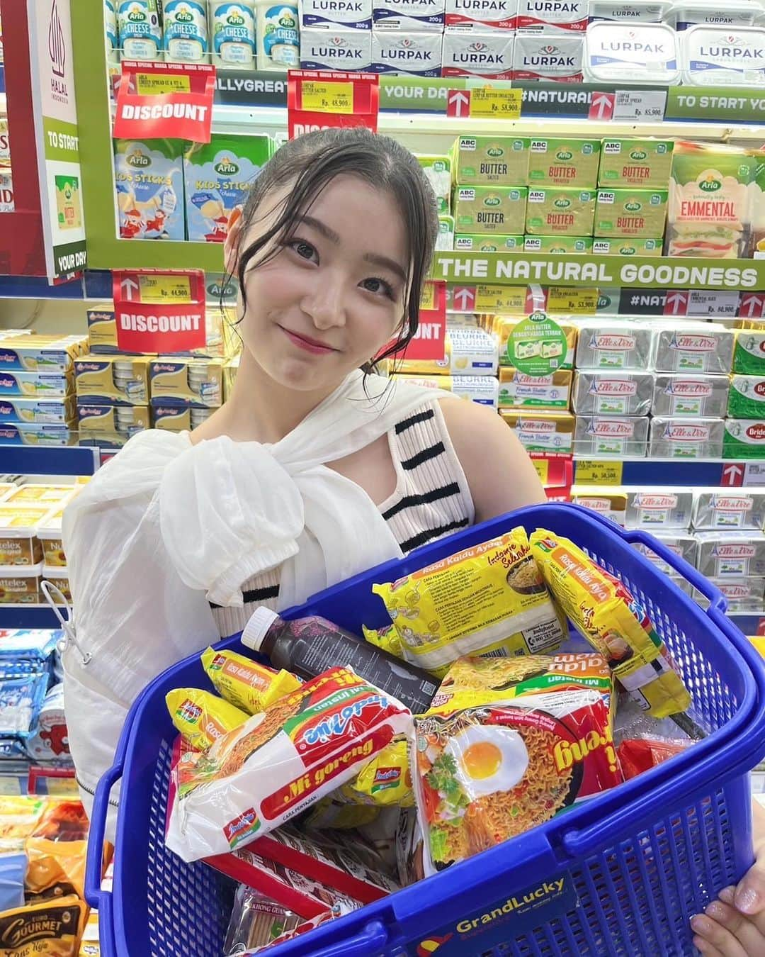 杏ジュリアのインスタグラム：「Belanja🤍🛍️  ❤︎~♡~❤︎~♡~❤︎~♡~❤︎~♡  9月に入ってから、 「夏が終わった〜😭」って言ったり、 「いや、まだまだ夏ですよね~😎」 って言ったり、めちゃくちゃな発信をしちゃいました笑笑（sorry！）  ジュリアの中では、半袖を着ている間と夏気分が続いていれば夏です！？😆  なので、皆さんまだまだ夏気分楽しんでいきましょ〜☀️🌻🍉  今日も30度超え‼︎ いやー、どう考えても夏だよ~💦🥵  #インドネシア #indonesia #shopping #miegoreng #爆買い #september #summer  #スーパー #ポニーテール  #instagood  #インスタ映え #camera #japan #idol #杏ジュリア #longhair #ootd #code  #메이크  #followme  #夏 #まだまだ暑いね☀️ #japan #도키센 #초도키메키센덴부」