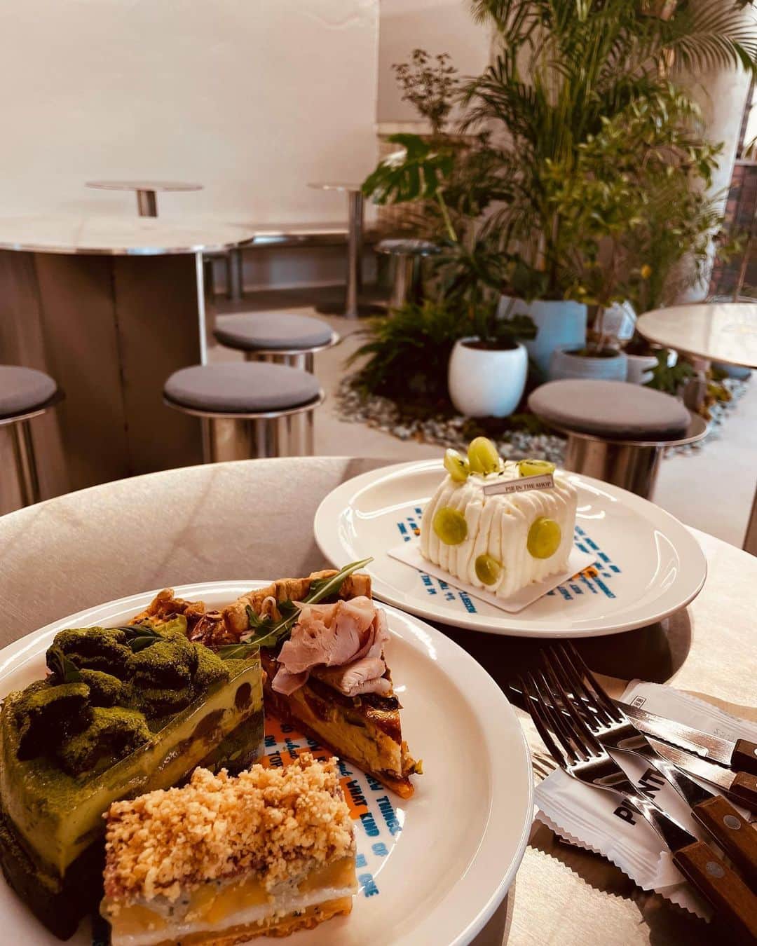 ユゴンのインスタグラム：「파이최강자 @pie_intheshop  파이 커피 음악 인테리어 식물 한공간에서 많은것들을 만족시켜준 공간 똥손이 찍어도 이러니 금손이들이 찍으면 정말 맛있어보이겠다  #파이인더샵#용리단길#용리단길카페 #용리단길맛집」