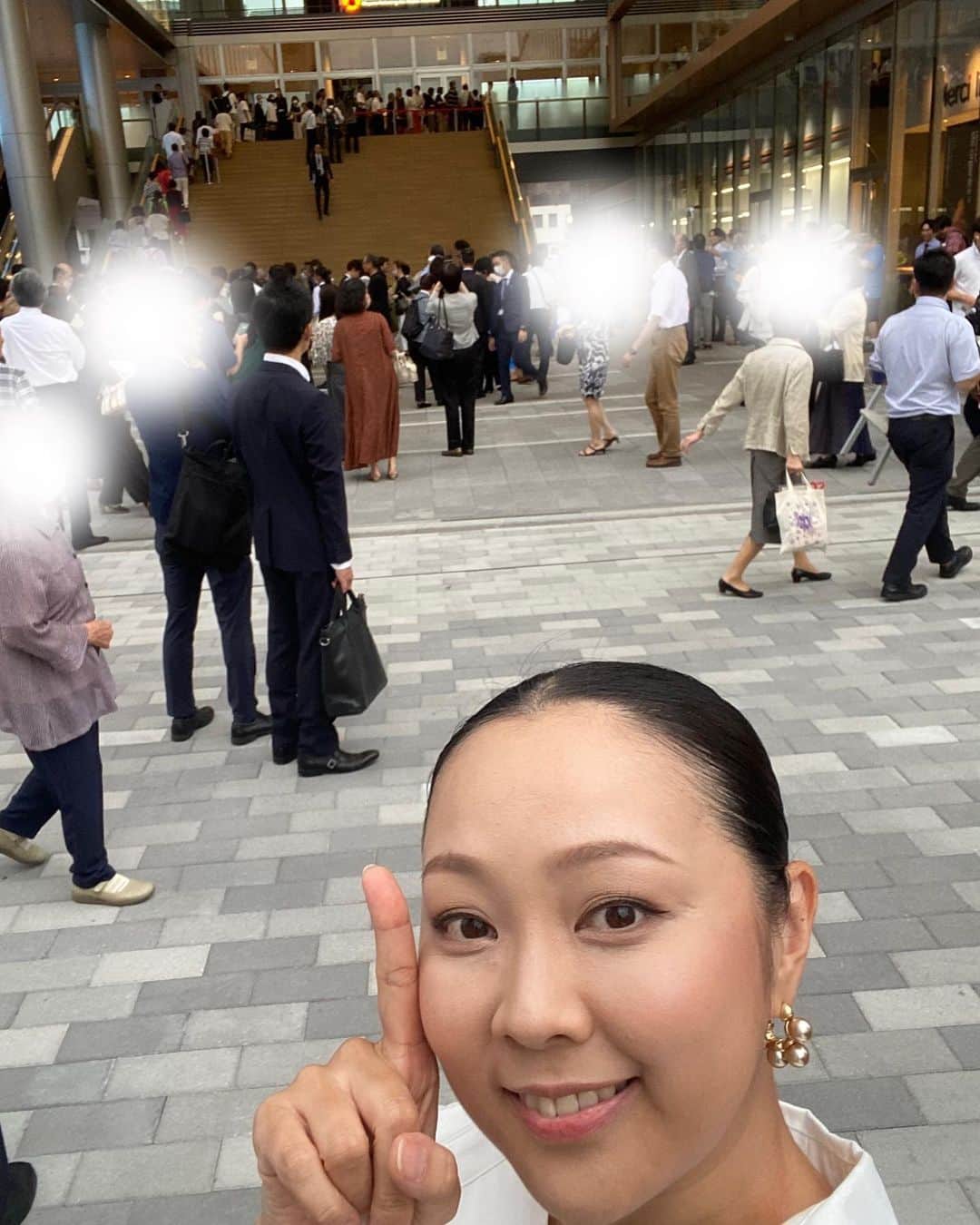 蒼乃夕妃のインスタグラム：「9月1日、岡山にて✨ 岡山芸術創造劇場　ハレノワの柿落とし公演にご招待して頂き、行って参りました😊  新しい劇場、最高です✨ エントランスのこの階段が、もはや大階段‼️ 客席は3階席まであり、これから上演される演目を見ても、東京でしか見れなかった様なミュージカル、バレエ、ストレートプレイ、歌舞伎と盛り沢山で、きっと岡山に居ながらたくさんの素晴らしいエンタメを体感できる場所になって行くんだなぁと、改めて思いました❣️  そして柿落とし公演は オペラ「メデア」✨ オペラを見に来たの、いつぶりだろう⁉️ もしかして、初めてか‼️😂 演出は栗山民也さん。なんて豪華❗️ キャストの皆様も世界で活躍するオペラ歌手の皆様で、終始耳福👂でございました😌  新しい劇場の開幕の時❗️ この瞬間に立ち会えて光栄でした😊 これがきっかけで、更に日本のエンタメが各地にどんどん広がって、遠く地方のお客様も楽しめるものになっていくと本当に嬉しいです✨　  私も出演者として、岡山に帰れる様に頑張ります😤  #岡山芸術創造劇場ハレノワ  #柿落とし公演」