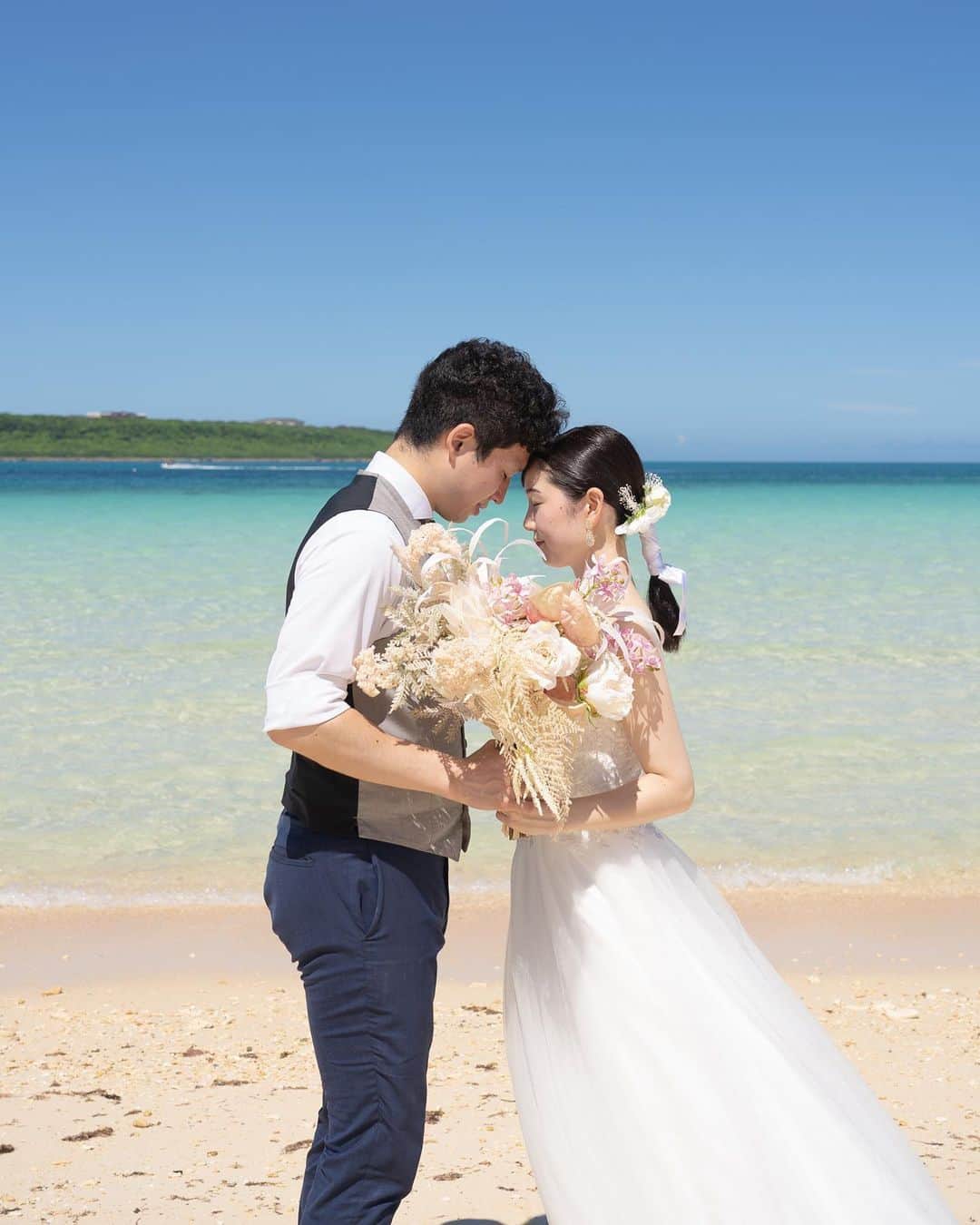 ゼクシィさんのインスタグラム写真 - (ゼクシィInstagram)「. 【リゾートムード！沖縄前撮りSNAP】 . 今回ご紹介するのは 沖縄での前撮り実例！ 青い空と海が眩しい✨⛱ . 韓国風を意識した前撮りショット 淡いピンクのドレスに合わせたのは パステルカラーのカラフルな ヘッドパーツとブーケ💐 @mei_s2_wedding さん . リゾートならではの 海・空・砂浜ロケーション📷 プロポーズ風ショットもとっても楽しそう @mayu.wedding26 さん . +♥+:;;;:+♥+:;;;:+♥+:;;;:+♥+:;;;:+♥+:;;;:+♥ . プロポーズから結婚式まで素敵なお写真募集中！ . ゼクシィ公式アカウントでお写真を紹介してみませんか？ 【#ゼクシィ2023】 を付けて投稿してください♡ . +♥+:;;;:+♥+:;;;:+♥+:;;;:+♥+:;;;:+♥+:;;;:+♥ . ▼公式アプリもCHECKしてね ゼクシィアプリまはURLから @zexyrecruit  ▼理想の会場探しをプロがサポート！ ゼクシィ相談カウンターもCHECK @zexy_counter のURLから  #前撮り#沖縄前撮り#韓国風前撮り#沖縄ウェディング _ #ロケーションフォト#ウェディングドレス#洋装前撮り#前撮りヘア#前撮りレポ#前撮りポーズ _ #プレ花嫁#結婚式準備#花嫁準備中#結婚式レポ#2024春婚#2023秋婚#2023冬婚#2023秋婚プレ花嫁#2023冬婚プレ花嫁 _ #ゼクシィアプリ#ゼクシィ」9月2日 13時00分 - zexyrecruit