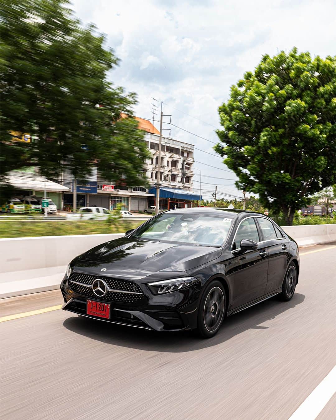 Mercedes-Benz Thailandのインスタグラム：「Mercedes-Benz A 200 AMG Dynamic รถยนต์คู่ใจที่เหมาะกับทุกการใช้งานไม่ว่าจะออกไปทำงาน คาเฟ่ หรือช้อปปิ้ง ก็คล่องตัวทุกสถานการณ์ และยังสะดวกสบายไปกับดีไซน์ภายในอันกว้างขวางกับเบาะนั่งหุ้มหนัง ARTICO สลับ MICROCUT microfiber สีดำ ตกแต่งด้วยด้ายสีแดง มาพร้อมพวงมาลัยมัลติฟังก์ชันแบบ Sports steering wheel ตกแต่งด้วยหนัง nappa รุ่นใหม่สุดพรีเมียม พร้อมให้คุณควบคุมได้อย่างอิสระตลอดการเดินทาง  *อุปกรณ์บางส่วนในภาพอาจแตกต่างจากที่จำหน่ายจริง โปรดตรวจสอบรายการอุปกรณ์ของรถยนต์แต่ละรุ่นที่ผู้จำหน่ายฯ อย่างเป็นทางการทั่วประเทศ​​  #AClass #MercedesBenz #MercedesBenzThailand」