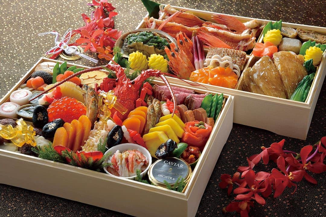 ホテル椿山荘東京のインスタグラム：「おせちのご予約を開始いたしました🎍 Hotel Chinzanso Tokyo Osechi (Traditional New Year's Dishes)  お正月にふさわしいお祝いの品を素材にこだわり、日本古来の伝統の味で一つ一つ心を込めて仕上げた、ホテル椿山荘東京のおせち。  料亭「錦水」のおせちをはじめ、和洋のおせち三段重や、正統派の和風二段重など、新春にふさわしい美味の饗宴をご家庭でお楽しみください！  ＜早割キャンペーン＞ 🎍和洋三段重「雅」／和風二段重「彩」 9/1～10/15にご予約いただくと10％OFF 10/16～11/15にご予約いただくと5％OFF 🎍料亭「錦水」特選おせち料理 二段重 9/1～11/15にご予約いただくと5％OFF  ※詳細はホームページをご覧ください。  @hotelchinzansotokyo_official #おせち #ホテルおせち #おせち2024 #正月 #newyear #japanesecuisine」