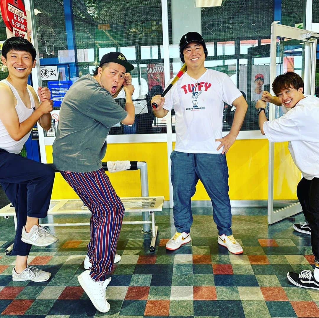 川原豪介さんのインスタグラム写真 - (川原豪介Instagram)「明日９月３日日曜日13時半からのテレQ【ブルーリバーの望むところだ】はヒットorイートでホームラン対決と川原画伯の絵心を読め！の2本立てです！ バッティングセンターでホームランが出るのが先かホームランバーでホームラン当たりが出るのが先か対決しとります！ 僕が元近鉄いてまえ打線の中心選手タフィーローズのTシャツを着ているのに注目して見て下さい⚾️🍨ぬんっ！ #ブルーリバーの望むところだ  #メタルラック #田中菜津美  #山下七子  #坂井汐梨」9月2日 13時06分 - blueriver_kawa
