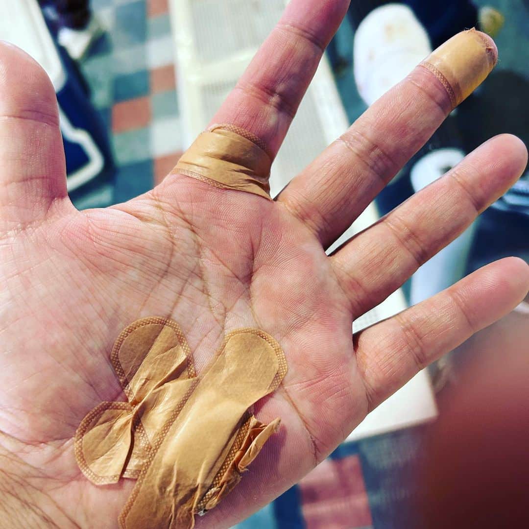川原豪介さんのインスタグラム写真 - (川原豪介Instagram)「明日９月３日日曜日13時半からのテレQ【ブルーリバーの望むところだ】はヒットorイートでホームラン対決と川原画伯の絵心を読め！の2本立てです！ バッティングセンターでホームランが出るのが先かホームランバーでホームラン当たりが出るのが先か対決しとります！ 僕が元近鉄いてまえ打線の中心選手タフィーローズのTシャツを着ているのに注目して見て下さい⚾️🍨ぬんっ！ #ブルーリバーの望むところだ  #メタルラック #田中菜津美  #山下七子  #坂井汐梨」9月2日 13時06分 - blueriver_kawa