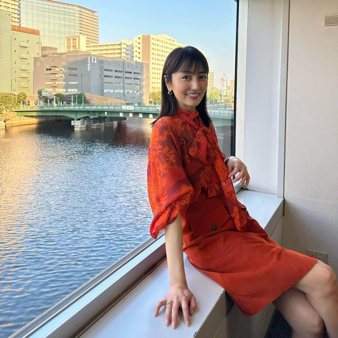 矢田亜希子のインスタグラム：「テレビ東京『出没！アド街ック天国』 9月2日21:00〜 #出没アド街ック天国 #テレビ東京#登戸#向ヶ丘遊園 #生田緑地#懐かしいお店も#放送楽しみ #写真撮るのに大爆笑 トップス、スカート @akrisofficial ジュエリー @fope1929」