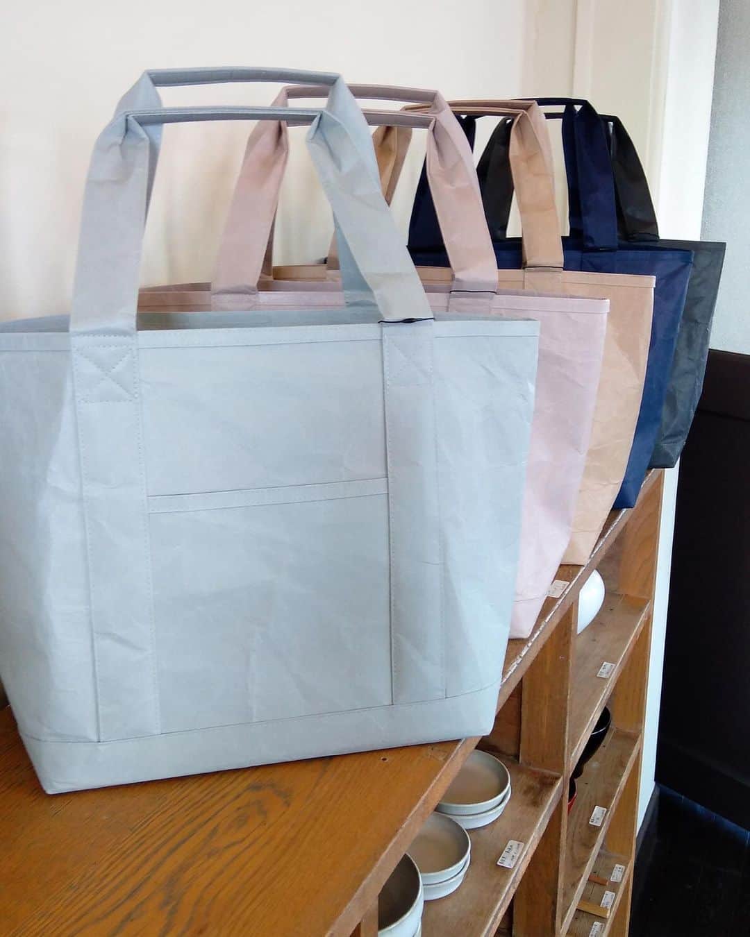 職人.comさんのインスタグラム写真 - (職人.comInstagram)「今週末も日本各地の当店ショールームがオープンしております。本日より小樽ショールームにて初めてSIWA・紙和のトートバッグSが展示されています。そろそろ涼しくなって出かけやすくなった北海道での散策のおともに軽いバッグはいかがでしょうか？最近外国からも多数ご注文を頂いており、ブランド開始から15年となる今年、シンプルなデザインと抜群の機能性、環境に優しい素材がますます人気に拍車をかけています。ぜひ現地にてお手にとってくださいませ。  SIWA・紙和　通販 https://www.shokunin.com/jp/siwa/ ショールームのご案内 https://www.shokunin.com/jp/showroom/  @shokunincom  #職人ドットコム #京都市 #上京区 #中京区 #西陣 #キッチン用品 #調理道具 #調理器具 #料理道具 #台所道具 #手仕事 #暮らしの道具 #siwa #大直 #siwa紙和 #和紙バッグ #siwaトートバッグ #深澤直人 #深澤直人デザイン #職人ドットコム小樽ショールーム #小樽運河 #小樽暮らし #小樽さんぽ #小樽観光 #小樽よいとこ #小樽観光スポット #小樽市指定歴史的建造物 #小樽散歩 #協和浜ビル #小樽運河倉庫」9月2日 13時15分 - shokunincom