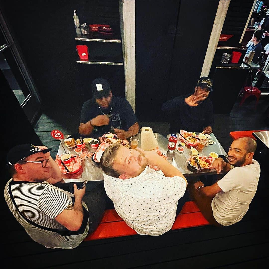 トラビ・マッコイのインスタグラム：「NASHVILLE NIGHTS WITH THE SQUAD…….」