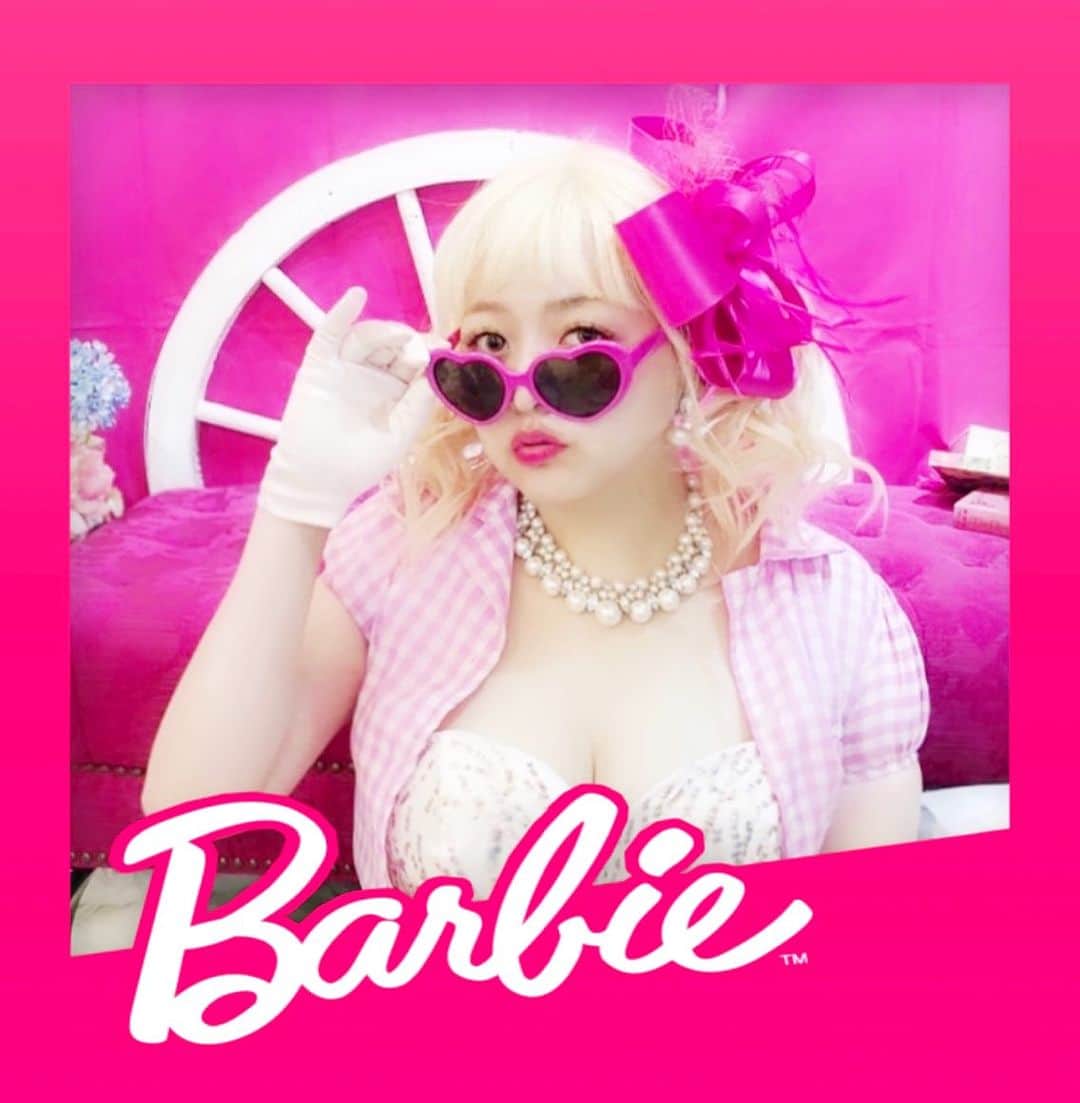 森崎アリスのインスタグラム：「💖💖💖💖💖💖💖💖  85キロ時代のBarbie②  Barbieの写真で賞をいただいて Barbie空間でドレスの写真を 撮っていただいた時の写真🤳  Barbie原宿がなくなるときも 泣いて店舗まで見に行ったなぁ🥺  #barbie #barbiedoll #barbiestyle #barbiegirl #barbiemovie #barbiegram #moriari #ピンク #pink #pinkstyle #ピンク星人」