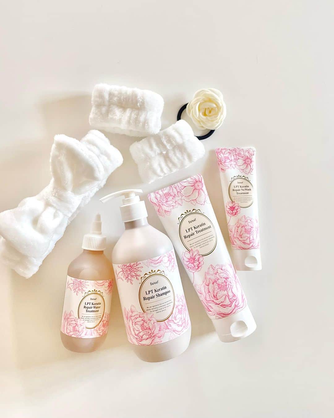 のインスタグラム：「🫧 ・ ・ 韓国の大人気ヘアケアブランド @daleaf_jp と @qoo10.official アンバサダーのコラボ商品💗 (数量限定)  とても豪華な内容のBOXなのですが それよりも、 髪の毛がさらっさらになり しっかりまとまってくれて使い心地が最高です！！！✨ 甘すぎず女性らしいフローラルの香りに包まれて 癒される〜🥹🌷💓  使ってみてとても良かったので みなさんにおすすめしたいアイテムです♡  ☑︎LPTシャンプー500ml ☑︎LPTトリートメント230ml ☑︎LPTウォータートリートメント200ml ☑︎ノーウォッシュトリートメント70ml  ＋ 洗顔用ヘアバンドとリストバンドと ローズヘアゴムもついてくる💕  こんなに盛りだくさんで メガ割クーポン適用とショップクーポン適用で 4179円で購入できます🥹💗💗  9/6、20時からの ライブショッピングで さらにお得に買えるみたいなので ぜひチェックしてみてね😌！  #Qoo10アンバサダー #メガ割 #Qoo10 #daleaf  #アンバサダーdaleafコラボ #ヘアケア用品  #ヘアケア商品 #ヘアケアアイテム」