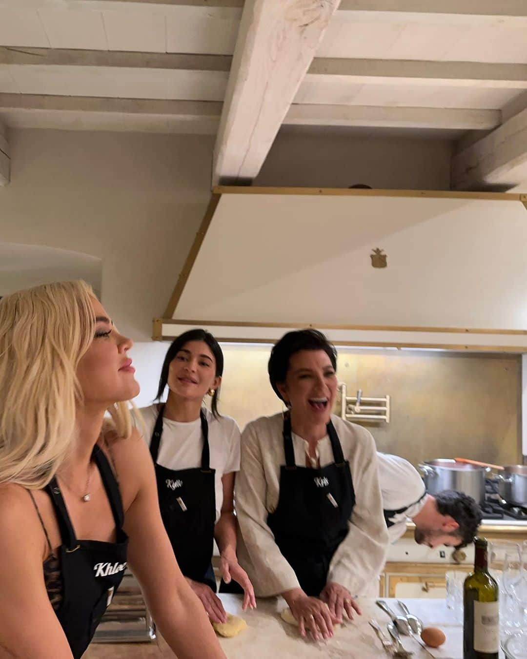 クリス・ジェンナーのインスタグラム：「Italy never tasted so good! 🇮🇹🍕🍝」