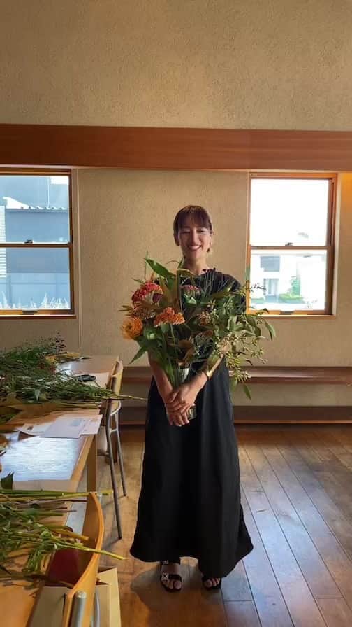 前田有紀のインスタグラム：「STANDARD FLOWERのワークショップ。午前はフラワーアレンジメント、午後はケイトウのスワッグのワークショップです。 次回ワークショップは、11月12日日曜になります。針葉樹とユーカリのクリスマスリースを作ります。もう冬っ⛄？って感じですが、9/4から申し込みスタートしますのでお楽しみに〜！  #standardflower_op」