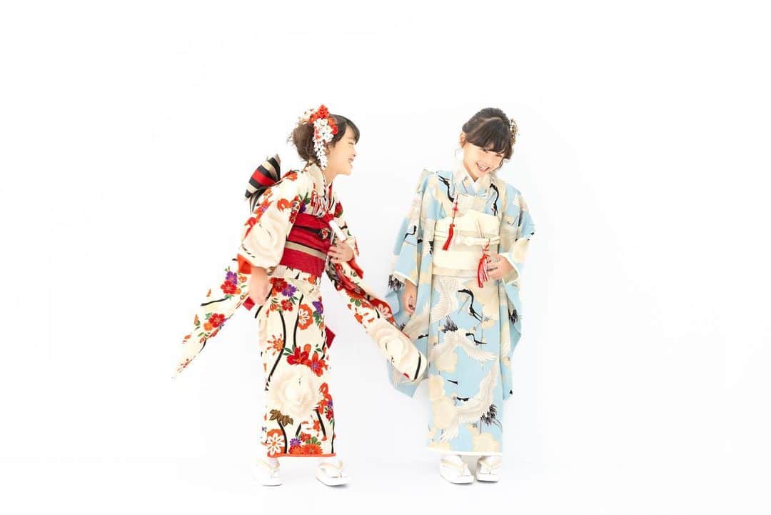 保坂さほさんのインスタグラム写真 - (保坂さほInstagram)「キモノ女子♡ 京都丸紅さん @kimono753_kyobeni_official の @tententen_kimono のレンタル着物です♪  今回は総勢500名弱のご応募（ここ最近で1番かも！）を頂き、 4日間に渡り数十名のモデルさんを撮らせて頂きました♡  女の子の可憐さと、子供らしい一面を意識して撮影したよ♪  可愛いお着物たち♡ 七五三の記念にいかがですか♪  ♡  ♡  ♡  #保坂さほ #七五三前撮り #七五三撮影 #七五三写真 #七五三フォト #七五三後撮り #753前撮り #753撮影 #ハーフ成人式撮影 #二分の一成人式#753#七五三ヘア #七五三#七五三3歳 #七五三5歳 #七五三7歳 #七五三男の子 #七五三女の子#七五三着物 #七五三コーデ#七五三レンタル#七五三レンタル着物 #卒業袴#卒業袴レンタル #753撮影 #753前撮り #753ヘア#七五三男子 #753男子」9月2日 13時31分 - saho_hosaka
