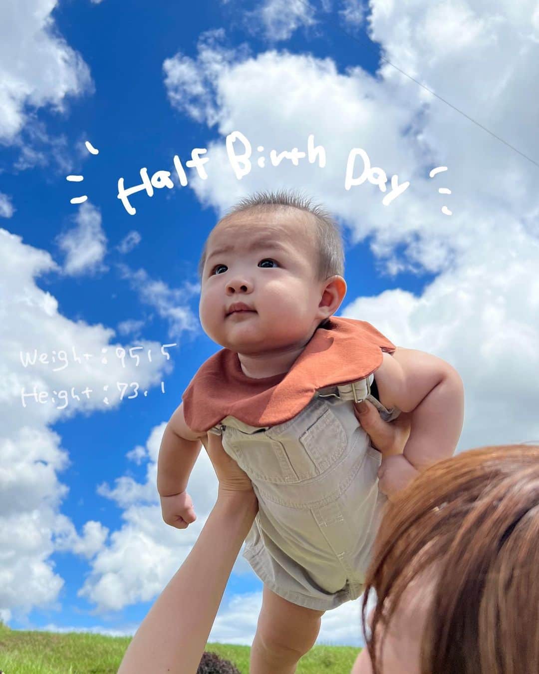 木村沙織のインスタグラム：「. ちょっと前に6ヶ月になり だいぶ進化してきました☺︎ . 離乳食もはじまり だんだんとただの赤ちゃんから一人の人間へ✨👶🏻✨ . 今日もいっぱい笑わせてあげるね〜😎💪🏼 . . #鹿児島の空きれいだった」