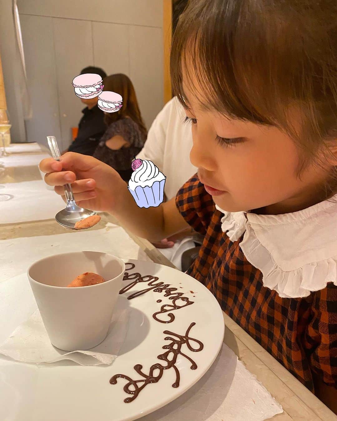 小水彩さんのインスタグラム写真 - (小水彩Instagram)「もうすぐ8歳の娘を札幌のマガーリでお祝いしました🎂 青汁のスープだってカラスミだって、なんでも大好物な大人顔負けな娘にほっこり🧡　さすが！伊藤家の娘‼️  余市のワイナリーHIRAKAWAの白もいただいて幸せな夜でした⭐️  #バースデー　#札幌 #札幌イタリアン」9月2日 13時49分 - aya_iitoto