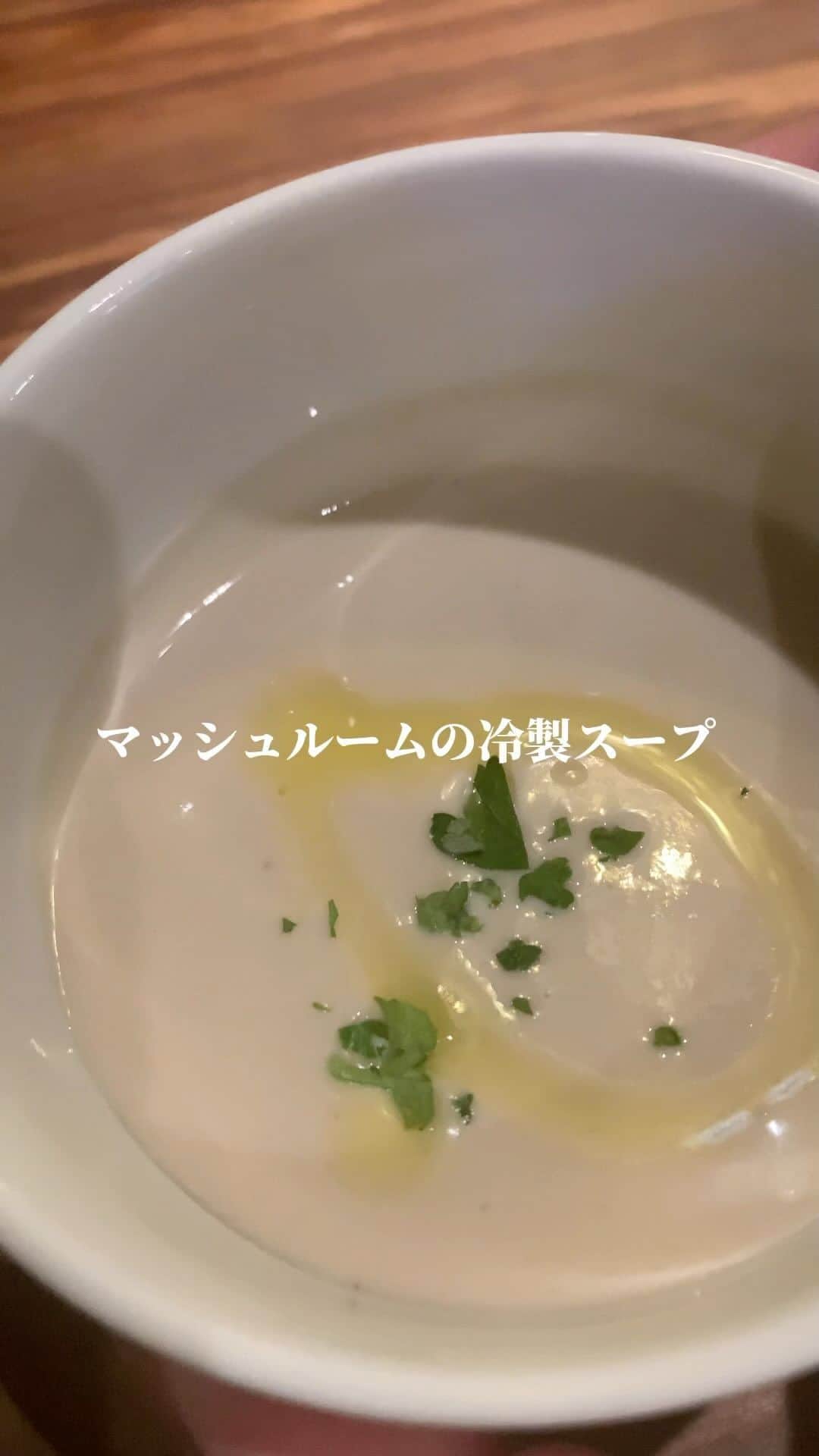 のインスタグラム：「赤坂のビストロ「MARIO」  トロトロオムライスは甲殻系のアメリケーヌソース仕立て  ランチメニューはどれも1000円台でサラダ、スープ付き  まぁまぁ腹持ちよいです  BGMは永遠のエロスアーティスト、マービンゲイ  #MARIO #赤坂グルメ #ビストロ」