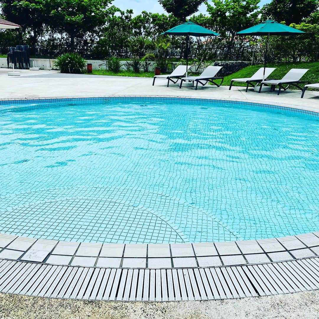 サザンビーチホテル＆リゾート沖縄さんのインスタグラム写真 - (サザンビーチホテル＆リゾート沖縄Instagram)「糸満は、まだまだ夏です🌞🌴 9月のプールは、21:00まで営業💦❤️  丸いプールが5つ連なった全長約70ｍのガーデンプールで、 ウォータースライダーを滑ったり、 水しぶきをあげてはしゃいだり、 デッキチェアでくつろいだり、 それぞれの贅沢な楽園時間をお過ごしください。 水深60㎝の子供プールもあります👶    🌺場所 １Ｆ屋外  🌺営業期間 2023年3月24日～2023年10月31日  🌺営業時間 9:00～18:00（3月24日（金）～7月13日（木）） 8:00～21:00（7月14日（金）～9月30日（土）） 9:00～18:00（10月1日（日）～10月31日（火））  🌺料金 ・ご宿泊者（無料） ・外来利用者（3/24～10/31） 　大人（中学生以上）：4,000円 　小人（4歳～12歳）：2,000円 　3歳以下無料  🌺備考 ※荒天時や水温が低い等、ホテル判断で営業を中止する場合がございます。  室内プールも、9月は21:00まで営業中です✨  #サザンビーチホテル #沖縄旅行 #沖縄好きな人と繋がりたい #夏 #糸満 #ナイトプール #ホカンス #夏休み #プール #那覇空港 から車で約20分 #southernbeachhotel #okinawa #summer #trip #vacation #resorthotel #오키나와여행 #일본여행 #리조트호텔 #서던비치호텔 #수영장 #호텔스테이 #오키나와 #커플 #가족여행 #추천」9月2日 14時01分 - southernbeachokinawa