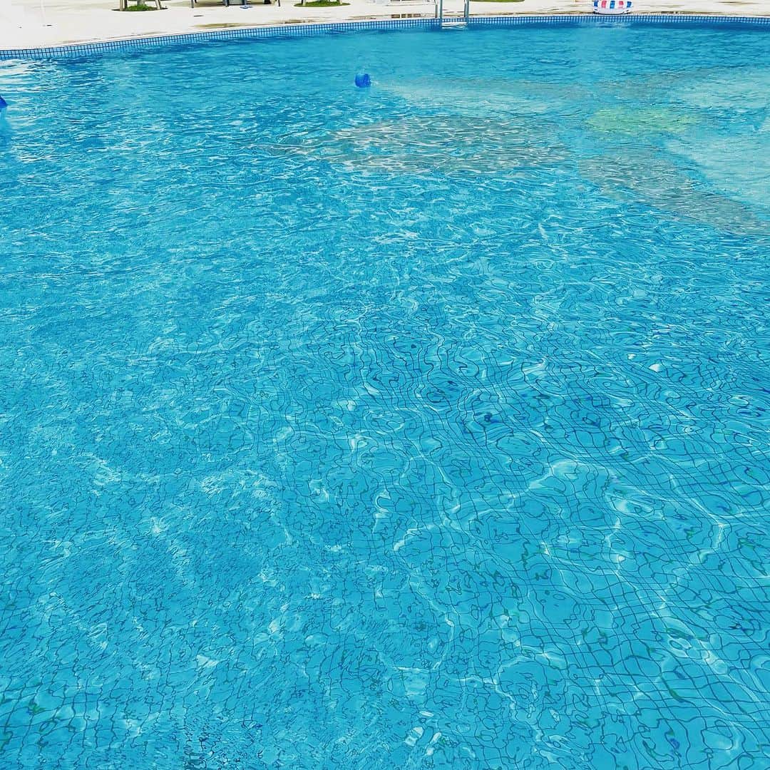サザンビーチホテル＆リゾート沖縄のインスタグラム：「糸満は、まだまだ夏です🌞🌴 9月のプールは、21:00まで営業💦❤️  丸いプールが5つ連なった全長約70ｍのガーデンプールで、 ウォータースライダーを滑ったり、 水しぶきをあげてはしゃいだり、 デッキチェアでくつろいだり、 それぞれの贅沢な楽園時間をお過ごしください。 水深60㎝の子供プールもあります👶    🌺場所 １Ｆ屋外  🌺営業期間 2023年3月24日～2023年10月31日  🌺営業時間 9:00～18:00（3月24日（金）～7月13日（木）） 8:00～21:00（7月14日（金）～9月30日（土）） 9:00～18:00（10月1日（日）～10月31日（火））  🌺料金 ・ご宿泊者（無料） ・外来利用者（3/24～10/31） 　大人（中学生以上）：4,000円 　小人（4歳～12歳）：2,000円 　3歳以下無料  🌺備考 ※荒天時や水温が低い等、ホテル判断で営業を中止する場合がございます。  室内プールも、9月は21:00まで営業中です✨  #サザンビーチホテル #沖縄旅行 #沖縄好きな人と繋がりたい #夏 #糸満 #ナイトプール #ホカンス #夏休み #プール #那覇空港 から車で約20分 #southernbeachhotel #okinawa #summer #trip #vacation #resorthotel #오키나와여행 #일본여행 #리조트호텔 #서던비치호텔 #수영장 #호텔스테이 #오키나와 #커플 #가족여행 #추천」