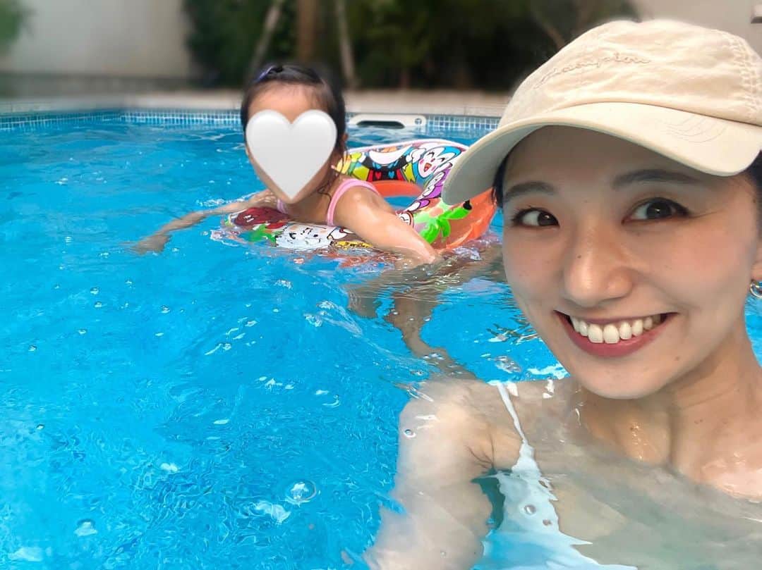 松村未央のインスタグラム：「🌞⛱️🧴🛟 久しぶりに大きなプールで泳いだ日🐬 娘は大はしゃぎでした✨ いつもビニールプールでごめんねぇ。 (ビニールプールも楽しいよね😎)  先日、CHANTO WEBさんに 子育てや仕事などについて取材していただきました！  ご興味のある方はぜひ、ストーリズのリンクから🔗 よろしくお願いします🐠  #いつかのプール #夏の思い出」