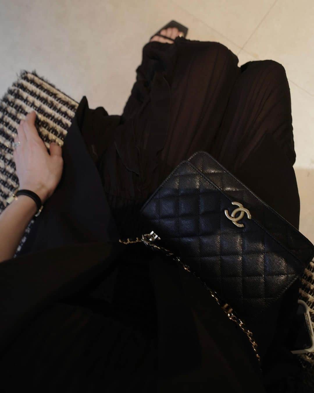 石元歩唯のインスタグラム：「🖤 ゴールドのヘアクリップはamelで今後販売予定の新アイテム✨この日はアイシャドウもゴールド系に。  bag, watch, ring @chanelofficial  dress, jacket @zara hair clip @amel_official__」