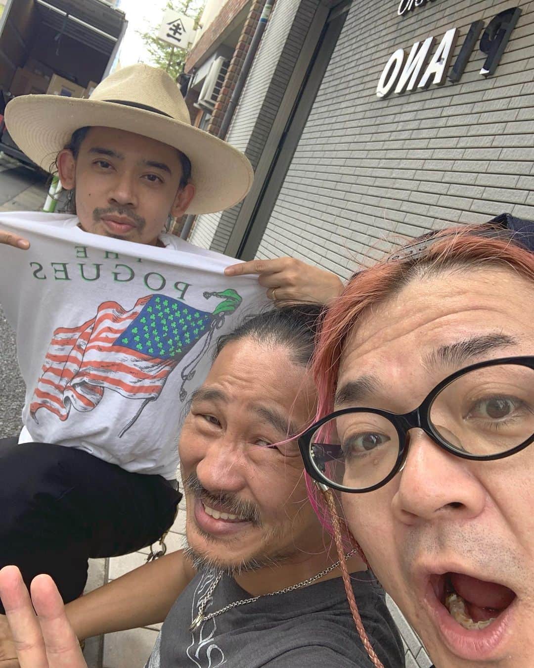 古閑裕のインスタグラム：「今週、下北の道端で偶然(よくある事ですが)BOBO君に会った。 彼がサポートしてるバンドの名前を忘れました。ごめんなさい。」